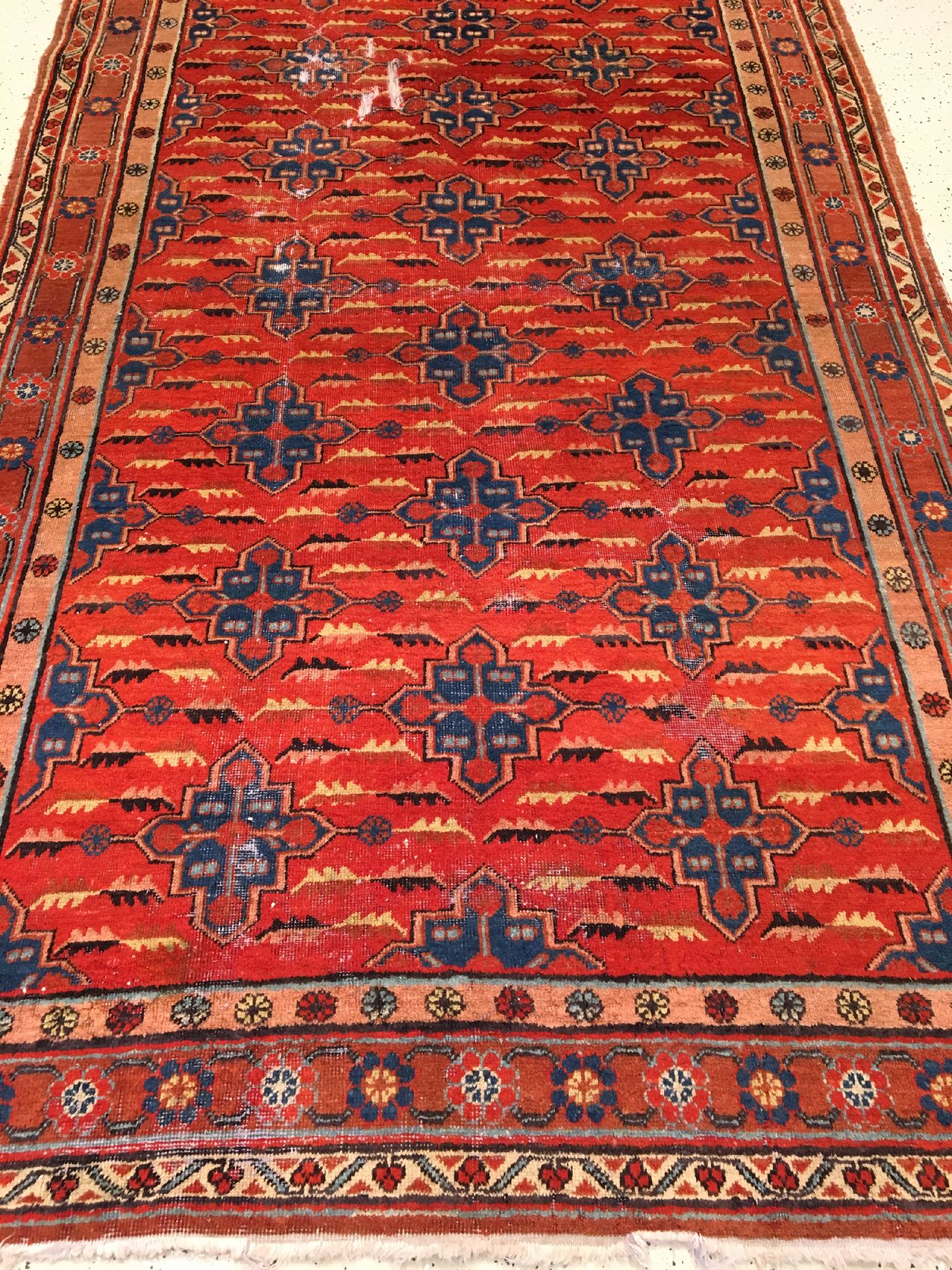 Detail a: Seltener Khotan antik, Ostturkestan, Ende 19.Jhd., Wolle geknüpft auf Baumwolle. Seltenes Rapport Muster auf orangeroten Grund. Typische Khotan ...