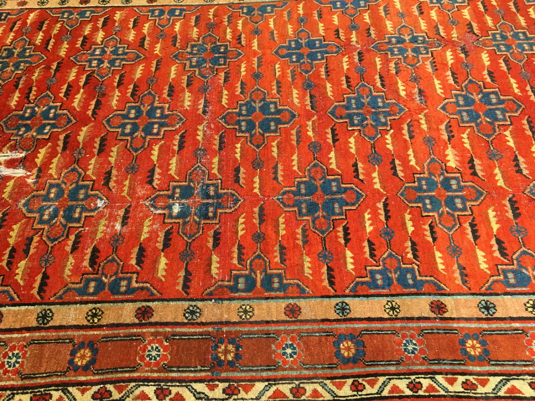 Detail b: Seltener Khotan antik, Ostturkestan, Ende 19.Jhd., Wolle geknüpft auf Baumwolle. Seltenes Rapport Muster auf orangeroten Grund. Typische Khotan ...