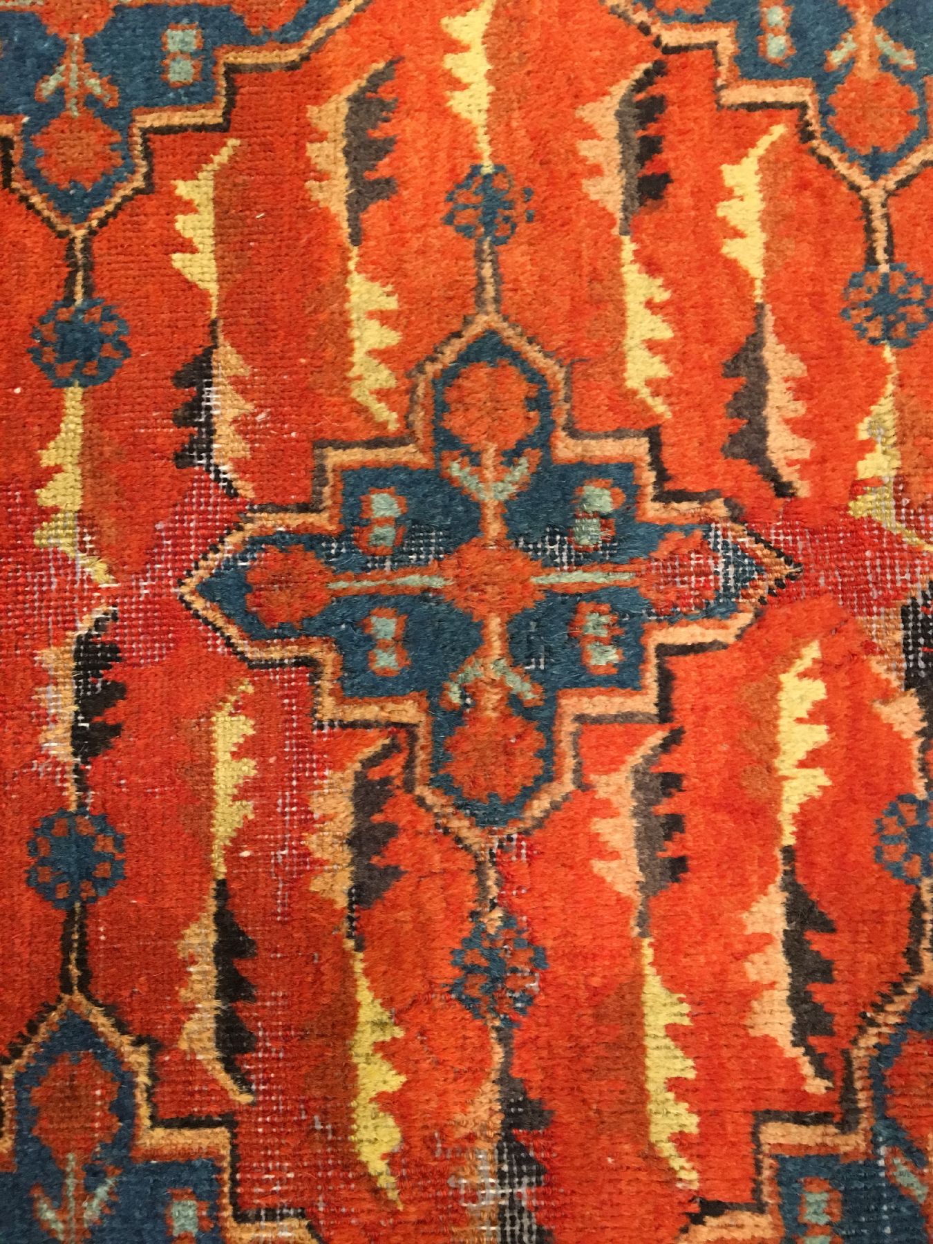 Detail c: Seltener Khotan antik, Ostturkestan, Ende 19.Jhd., Wolle geknüpft auf Baumwolle. Seltenes Rapport Muster auf orangeroten Grund. Typische Khotan ...