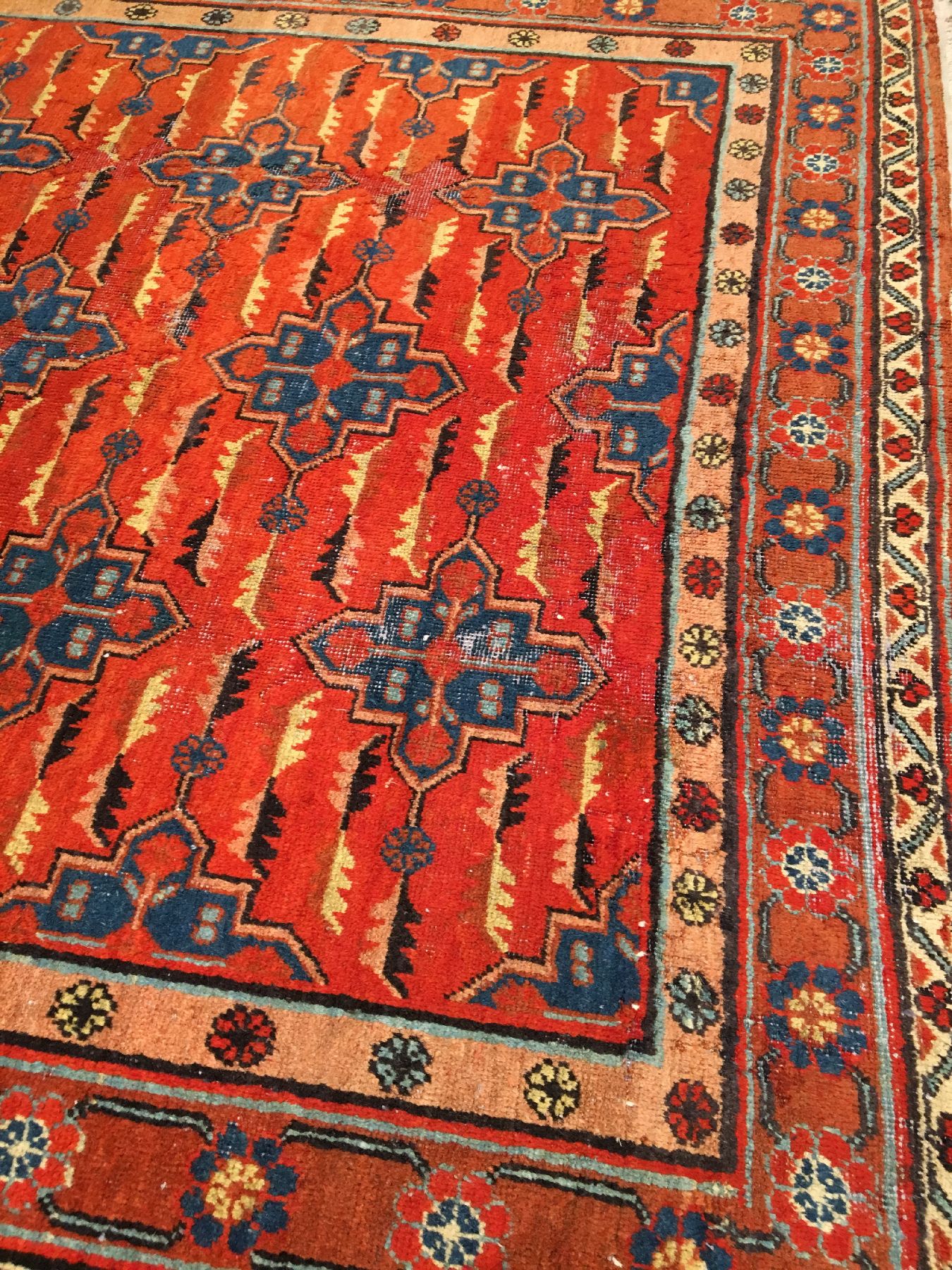 Detail d: Seltener Khotan antik, Ostturkestan, Ende 19.Jhd., Wolle geknüpft auf Baumwolle. Seltenes Rapport Muster auf orangeroten Grund. Typische Khotan ...