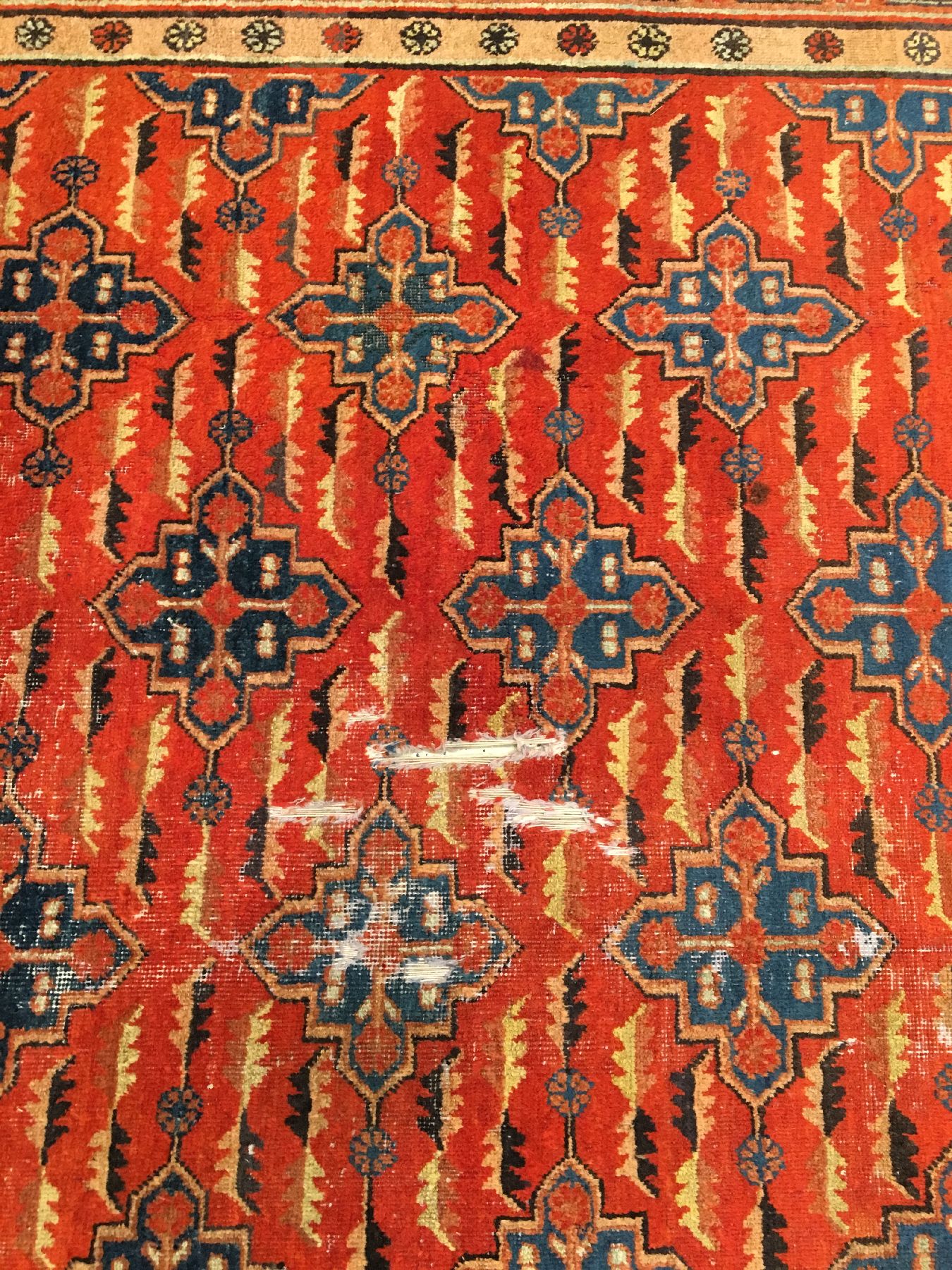 Detail e: Seltener Khotan antik, Ostturkestan, Ende 19.Jhd., Wolle geknüpft auf Baumwolle. Seltenes Rapport Muster auf orangeroten Grund. Typische Khotan ...