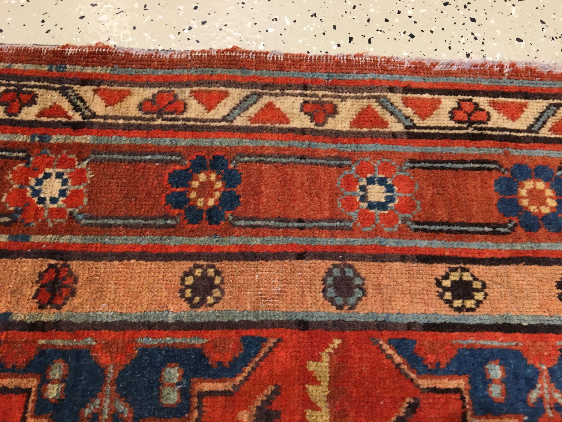 Detail h: Seltener Khotan antik, Ostturkestan, Ende 19.Jhd., Wolle geknüpft auf Baumwolle. Seltenes Rapport Muster auf orangeroten Grund. Typische Khotan ...
