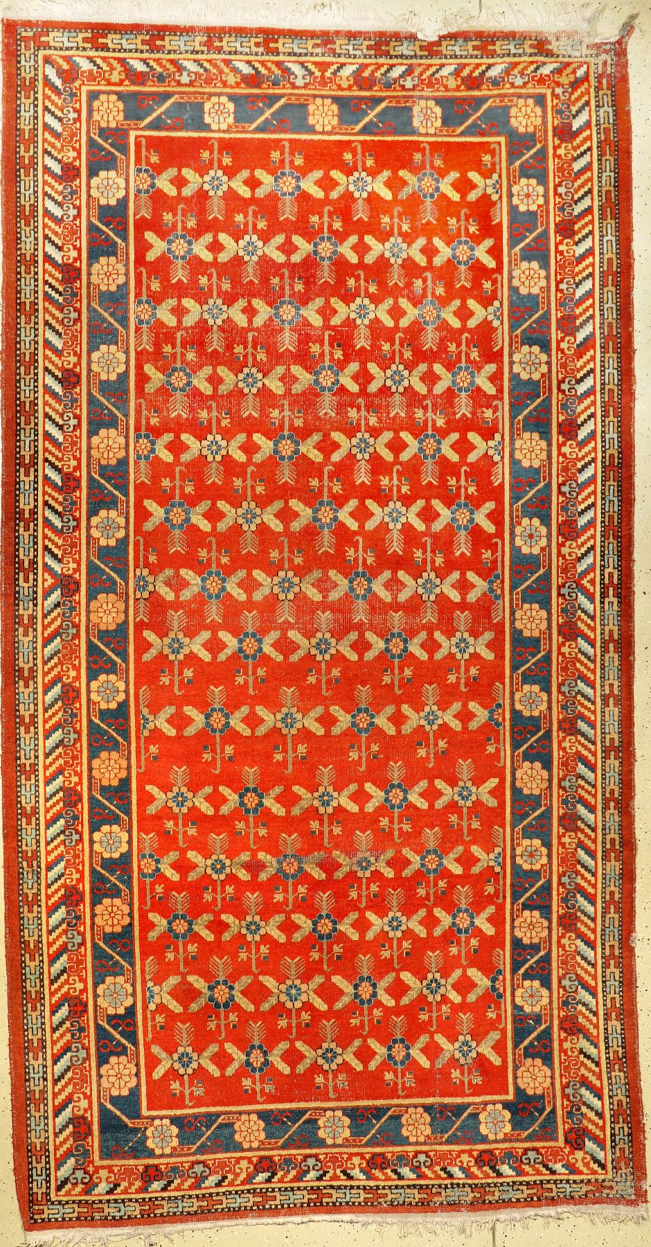 Khotan "Kelley" alt, Ostturkestan, um 1910/1920, Wolle geknüpft auf Baumwolle. Dekorativer Khotan mit Floralen allover Muster auf ...