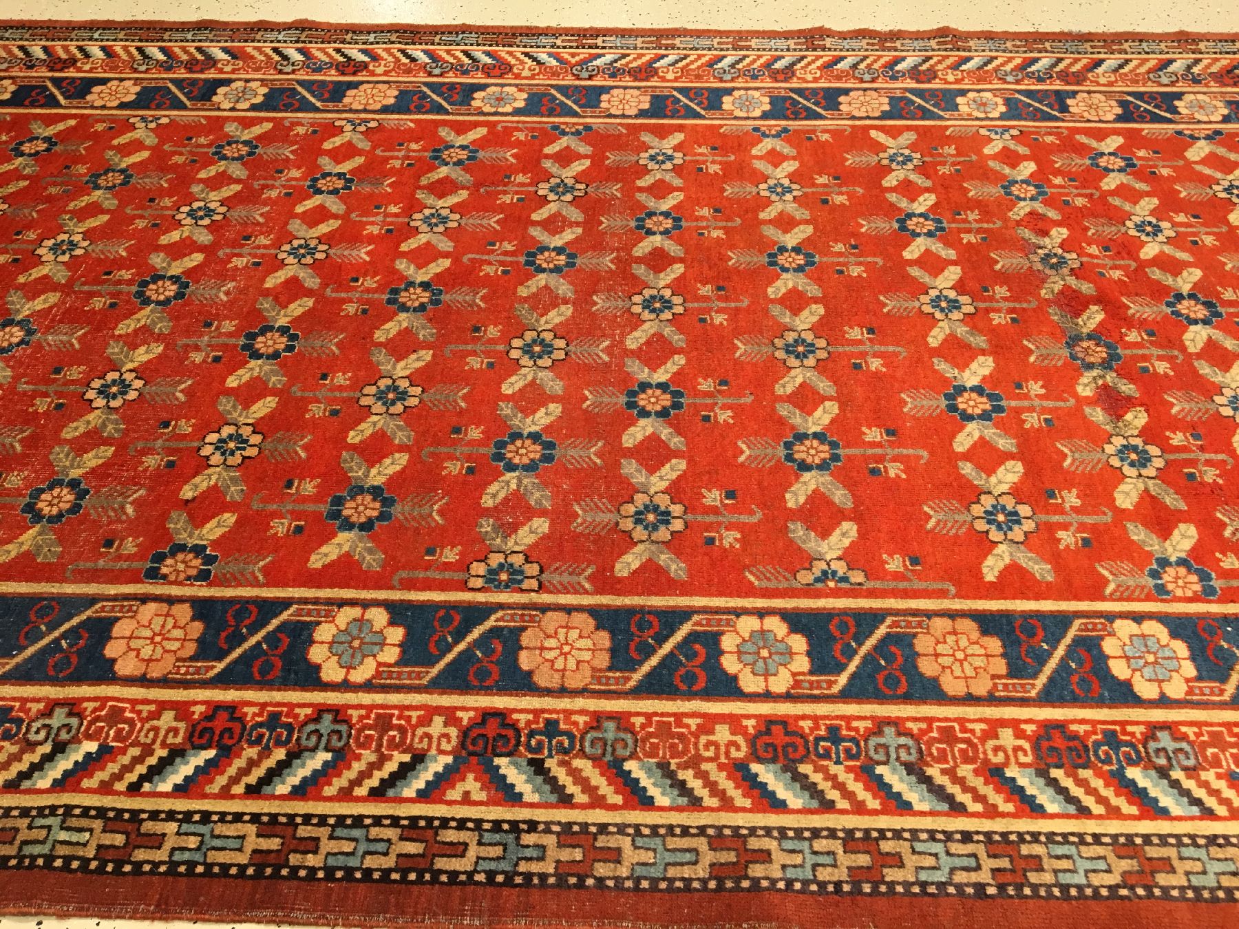 Detail a: Khotan "Kelley" alt, Ostturkestan, um 1910/1920, Wolle geknüpft auf Baumwolle. Dekorativer Khotan mit Floralen allover Muster auf ...
