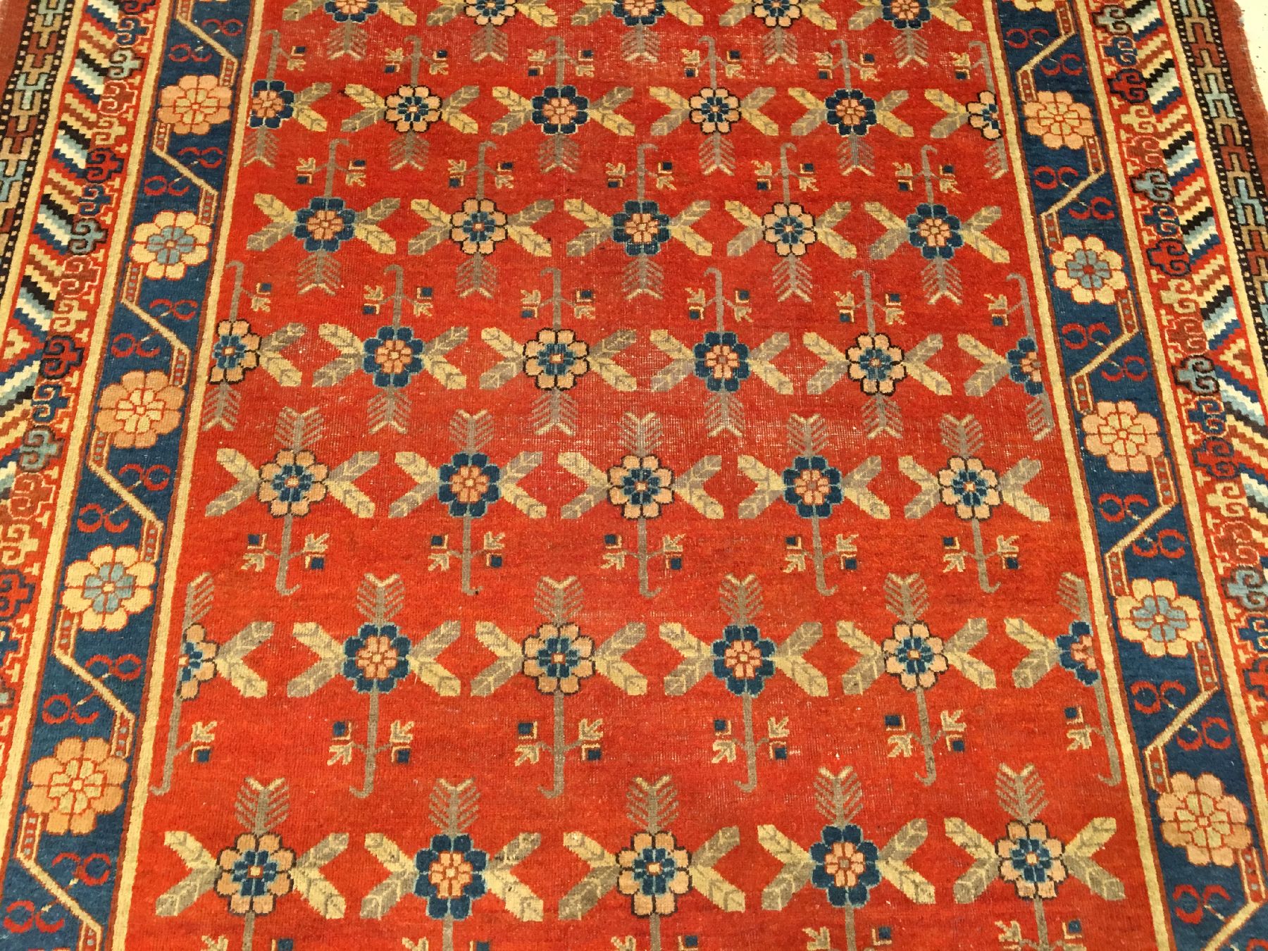 Detail b: Khotan "Kelley" alt, Ostturkestan, um 1910/1920, Wolle geknüpft auf Baumwolle. Dekorativer Khotan mit Floralen allover Muster auf ...