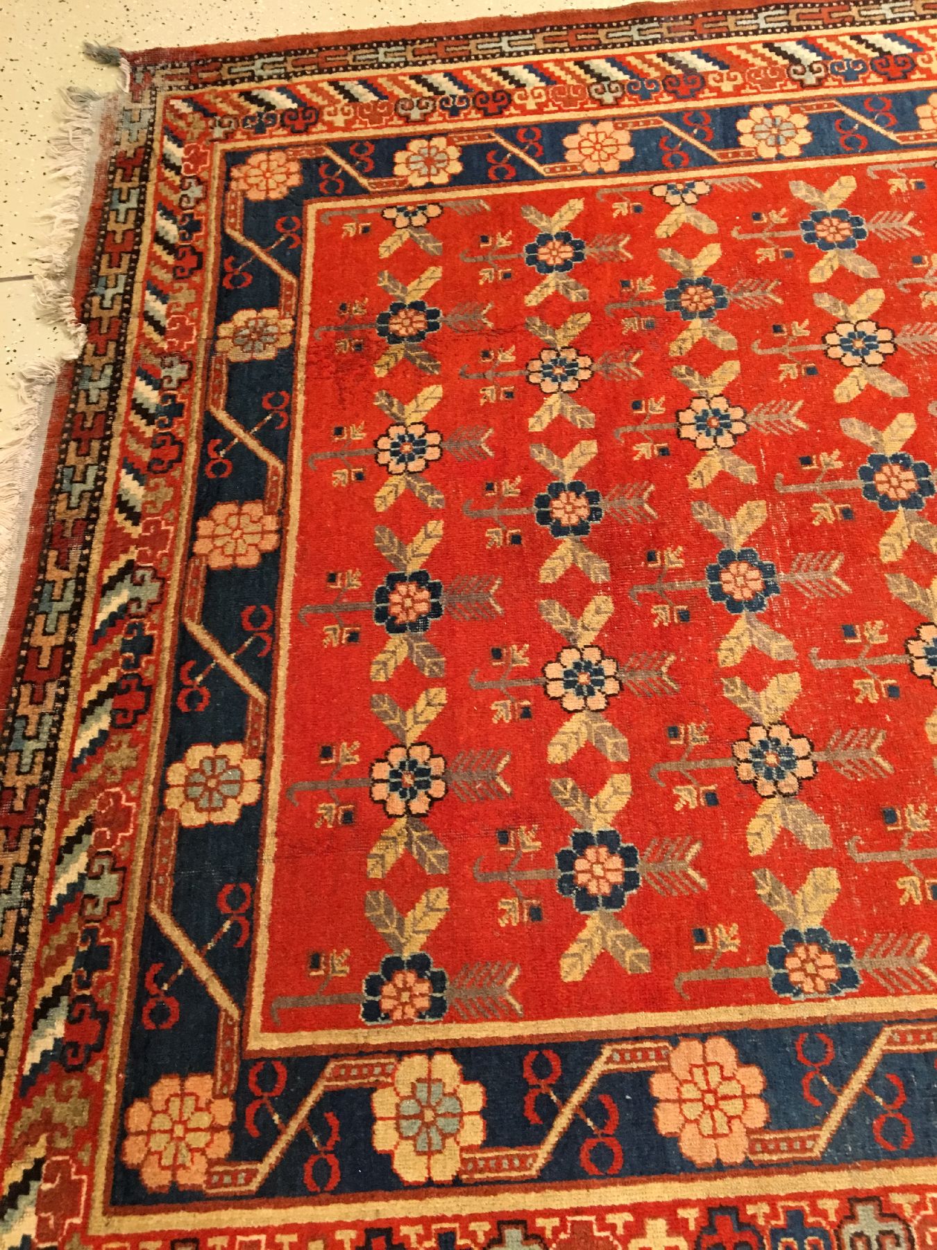 Detail c: Khotan "Kelley" alt, Ostturkestan, um 1910/1920, Wolle geknüpft auf Baumwolle. Dekorativer Khotan mit Floralen allover Muster auf ...