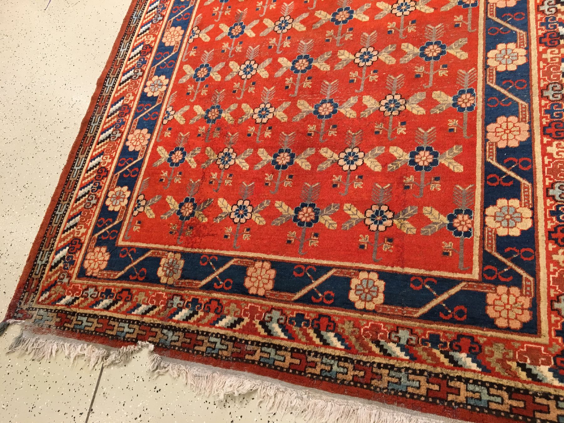 Detail d: Khotan "Kelley" alt, Ostturkestan, um 1910/1920, Wolle geknüpft auf Baumwolle. Dekorativer Khotan mit Floralen allover Muster auf ...