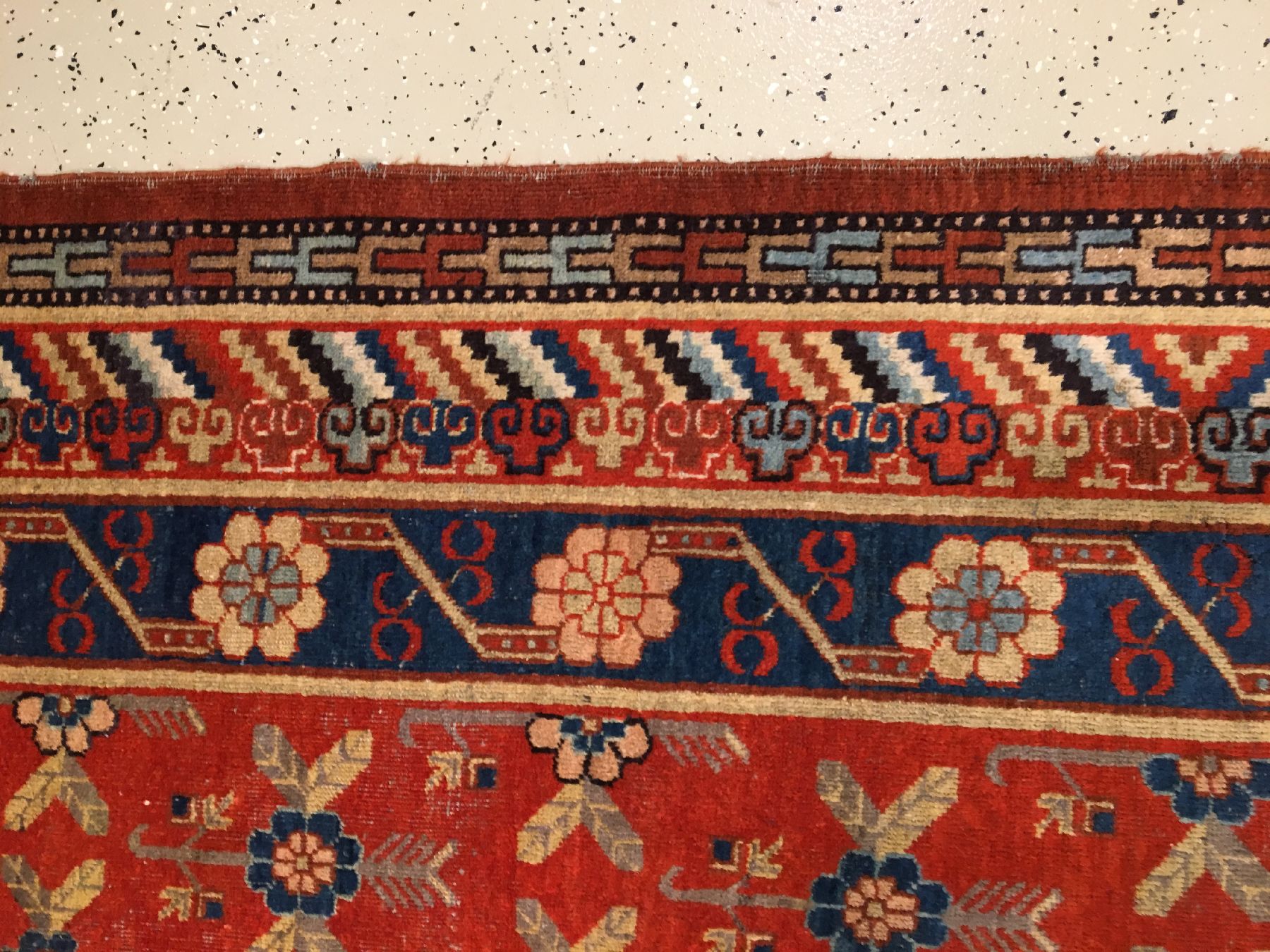 Detail e: Khotan "Kelley" alt, Ostturkestan, um 1910/1920, Wolle geknüpft auf Baumwolle. Dekorativer Khotan mit Floralen allover Muster auf ...