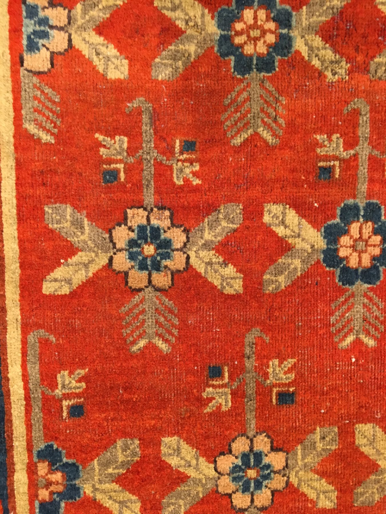 Detail f: Khotan "Kelley" alt, Ostturkestan, um 1910/1920, Wolle geknüpft auf Baumwolle. Dekorativer Khotan mit Floralen allover Muster auf ...