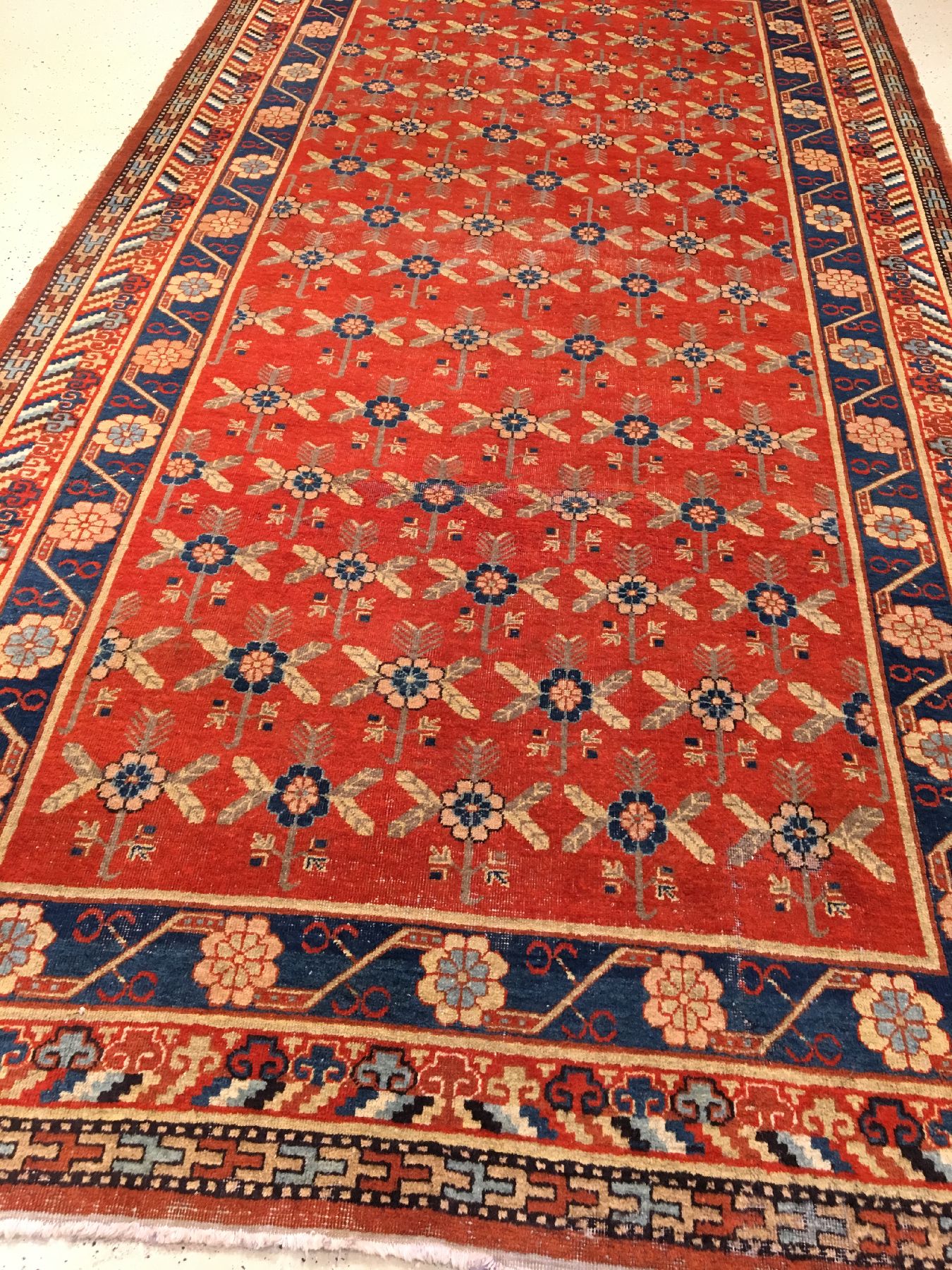 Detail g: Khotan "Kelley" alt, Ostturkestan, um 1910/1920, Wolle geknüpft auf Baumwolle. Dekorativer Khotan mit Floralen allover Muster auf ...