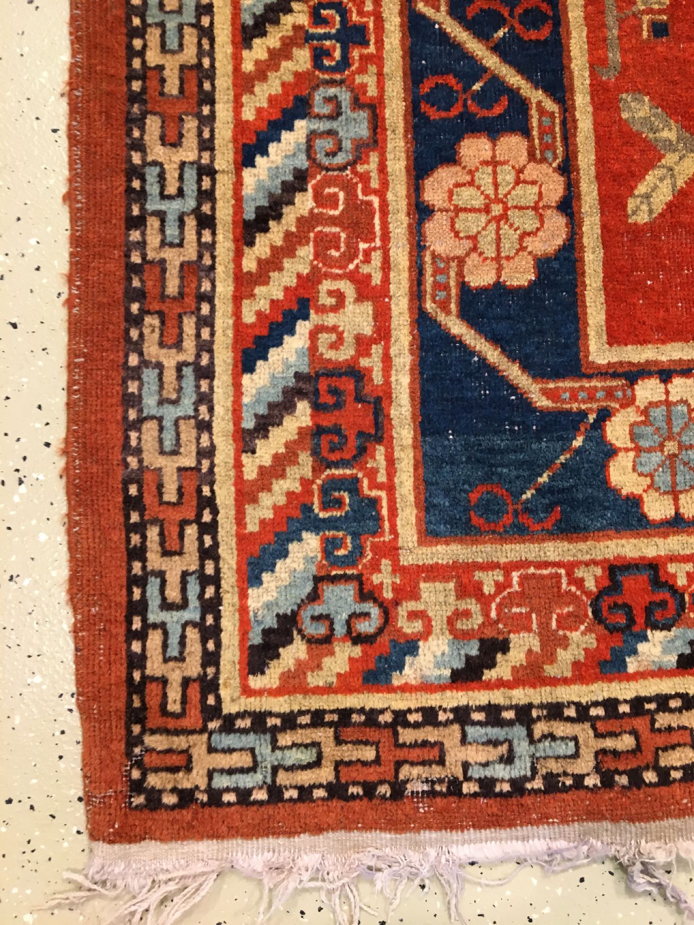 Detail h: Khotan "Kelley" alt, Ostturkestan, um 1910/1920, Wolle geknüpft auf Baumwolle. Dekorativer Khotan mit Floralen allover Muster auf ...