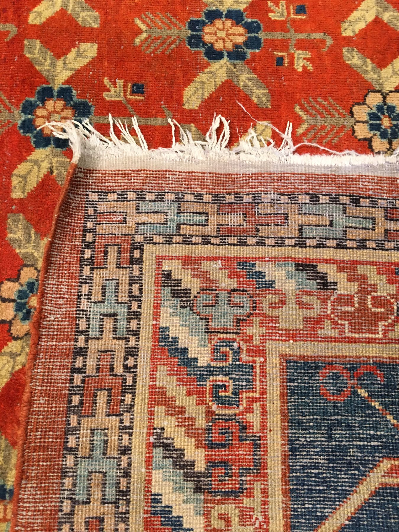 Detail i: Khotan "Kelley" alt, Ostturkestan, um 1910/1920, Wolle geknüpft auf Baumwolle. Dekorativer Khotan mit Floralen allover Muster auf ...
