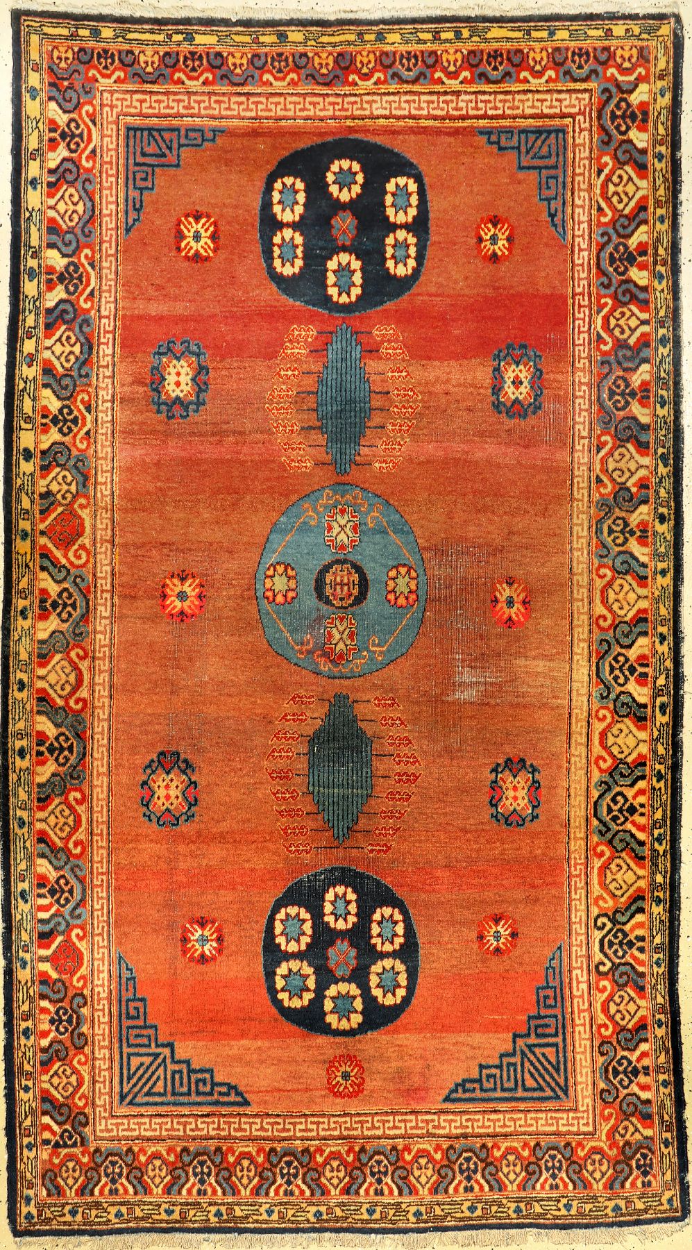 Khotan alt (Kansu Design), Ostturkestan, um 1910/1920, Wolle geknüpft auf Baumwolle. Dekorativer Khotan mit Muster nach Vorbild der frühen ...