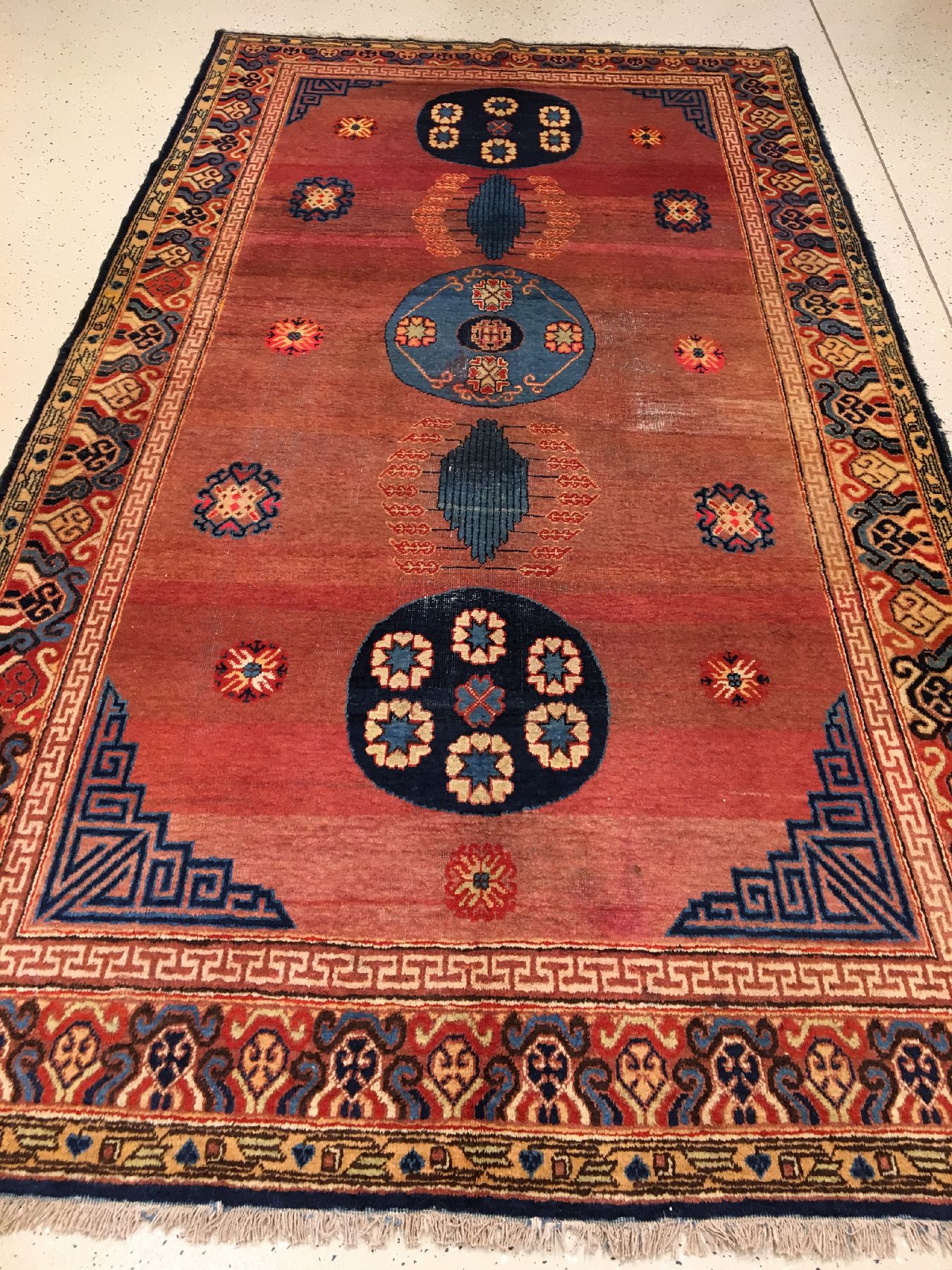 Detail a: Khotan alt (Kansu Design), Ostturkestan, um 1910/1920, Wolle geknüpft auf Baumwolle. Dekorativer Khotan mit Muster nach Vorbild der frühen ...