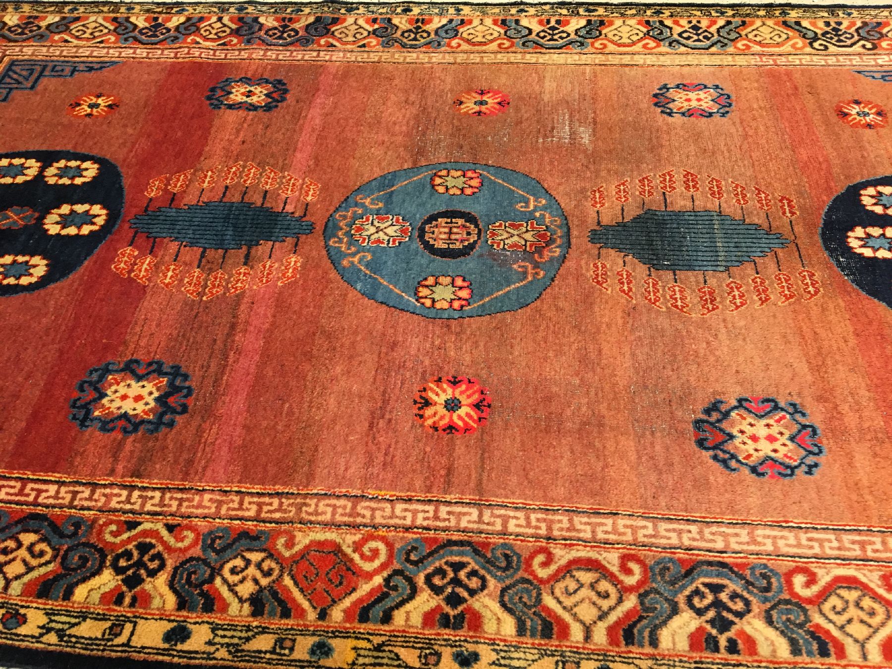 Detail b: Khotan alt (Kansu Design), Ostturkestan, um 1910/1920, Wolle geknüpft auf Baumwolle. Dekorativer Khotan mit Muster nach Vorbild der frühen ...