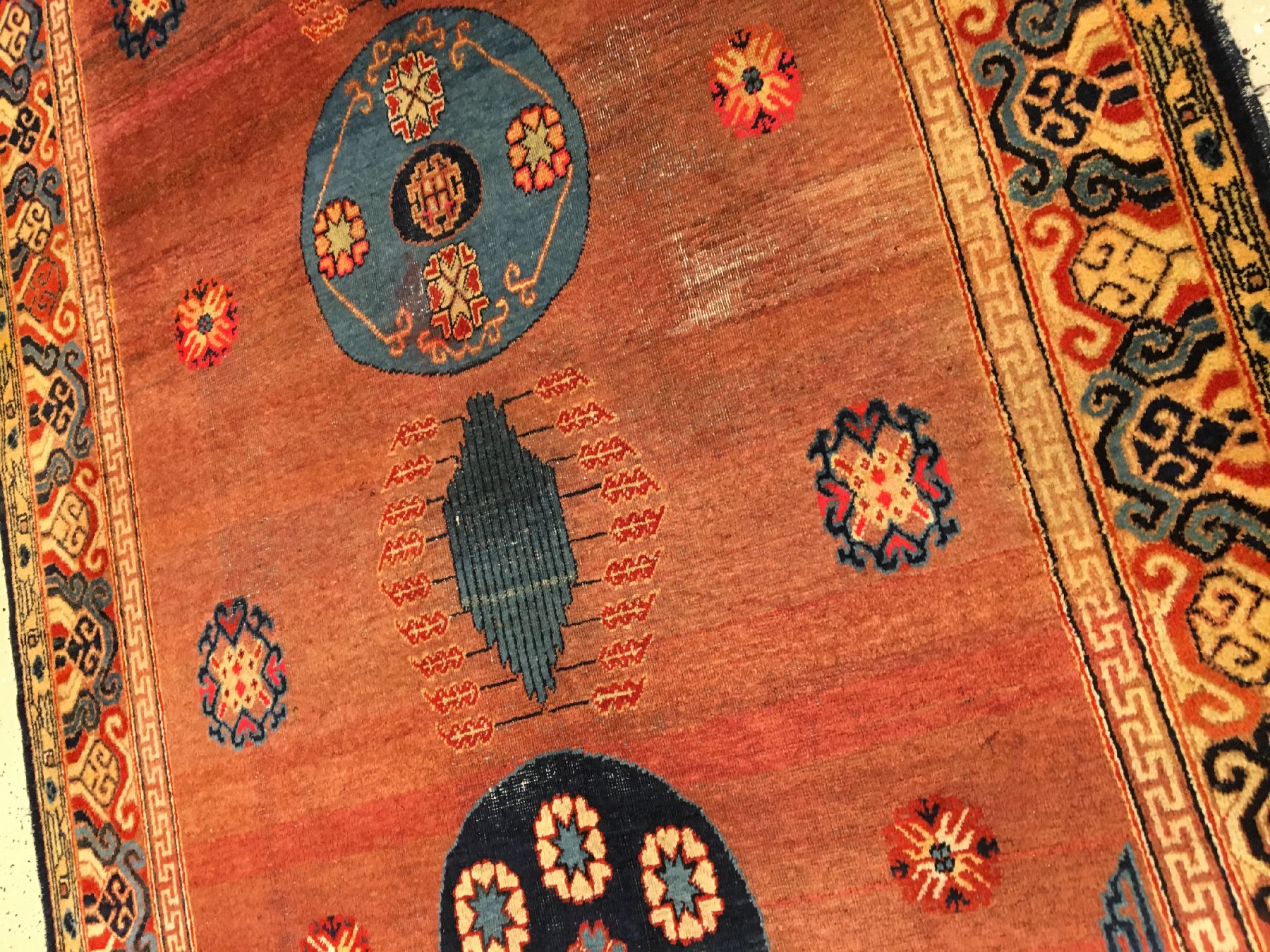 Detail c: Khotan alt (Kansu Design), Ostturkestan, um 1910/1920, Wolle geknüpft auf Baumwolle. Dekorativer Khotan mit Muster nach Vorbild der frühen ...