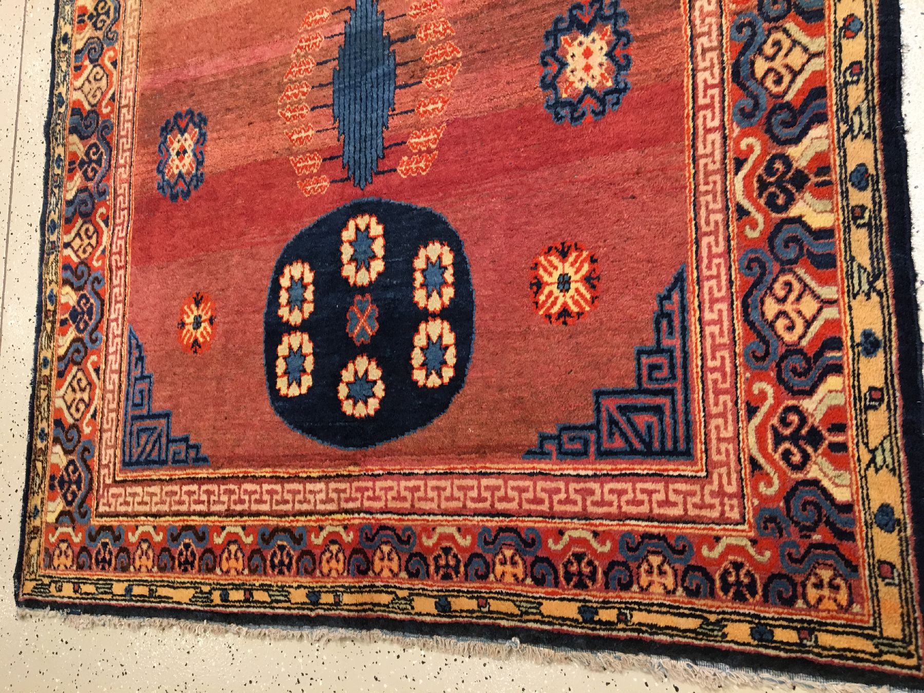 Detail d: Khotan alt (Kansu Design), Ostturkestan, um 1910/1920, Wolle geknüpft auf Baumwolle. Dekorativer Khotan mit Muster nach Vorbild der frühen ...