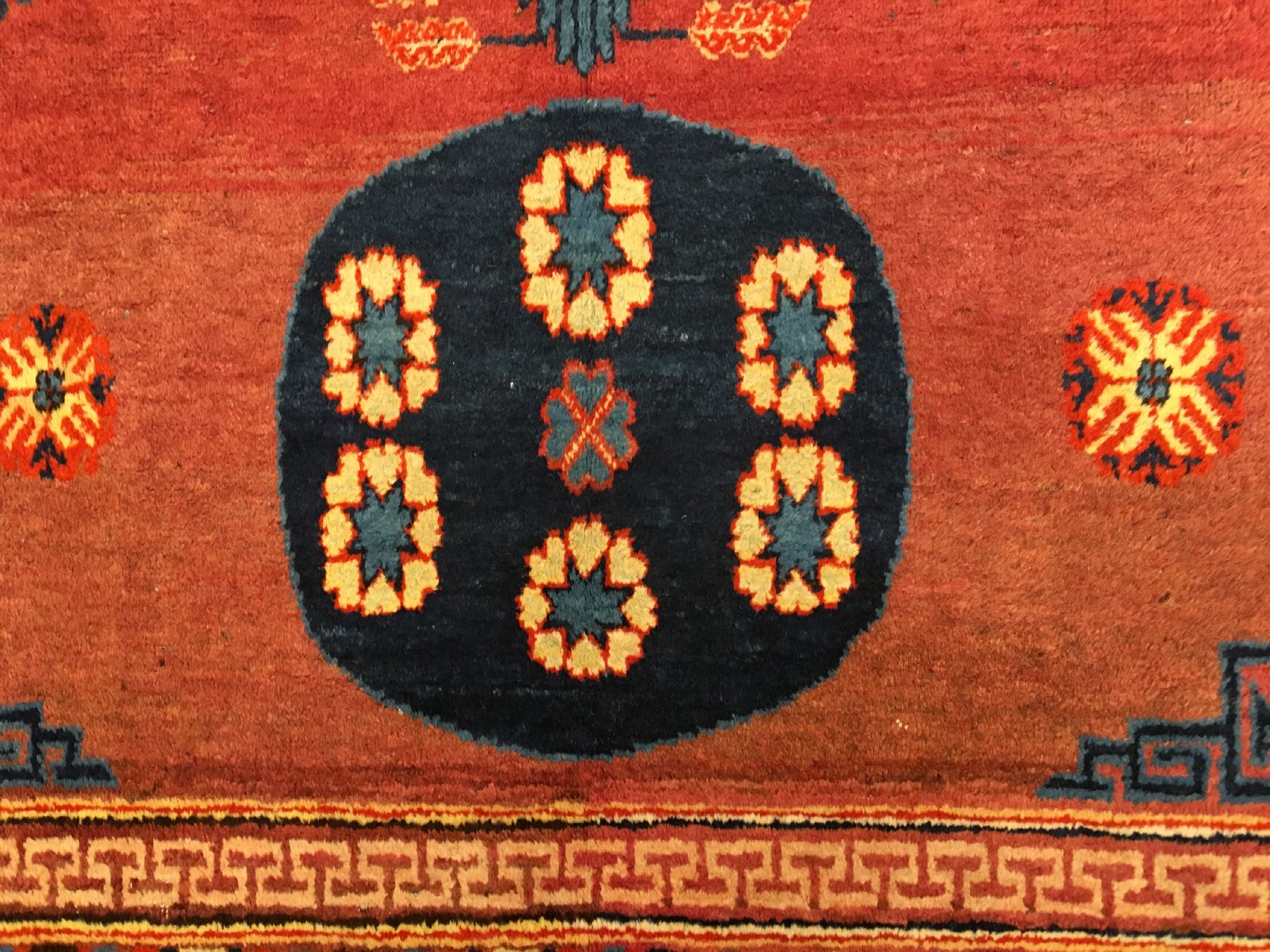 Detail e: Khotan alt (Kansu Design), Ostturkestan, um 1910/1920, Wolle geknüpft auf Baumwolle. Dekorativer Khotan mit Muster nach Vorbild der frühen ...
