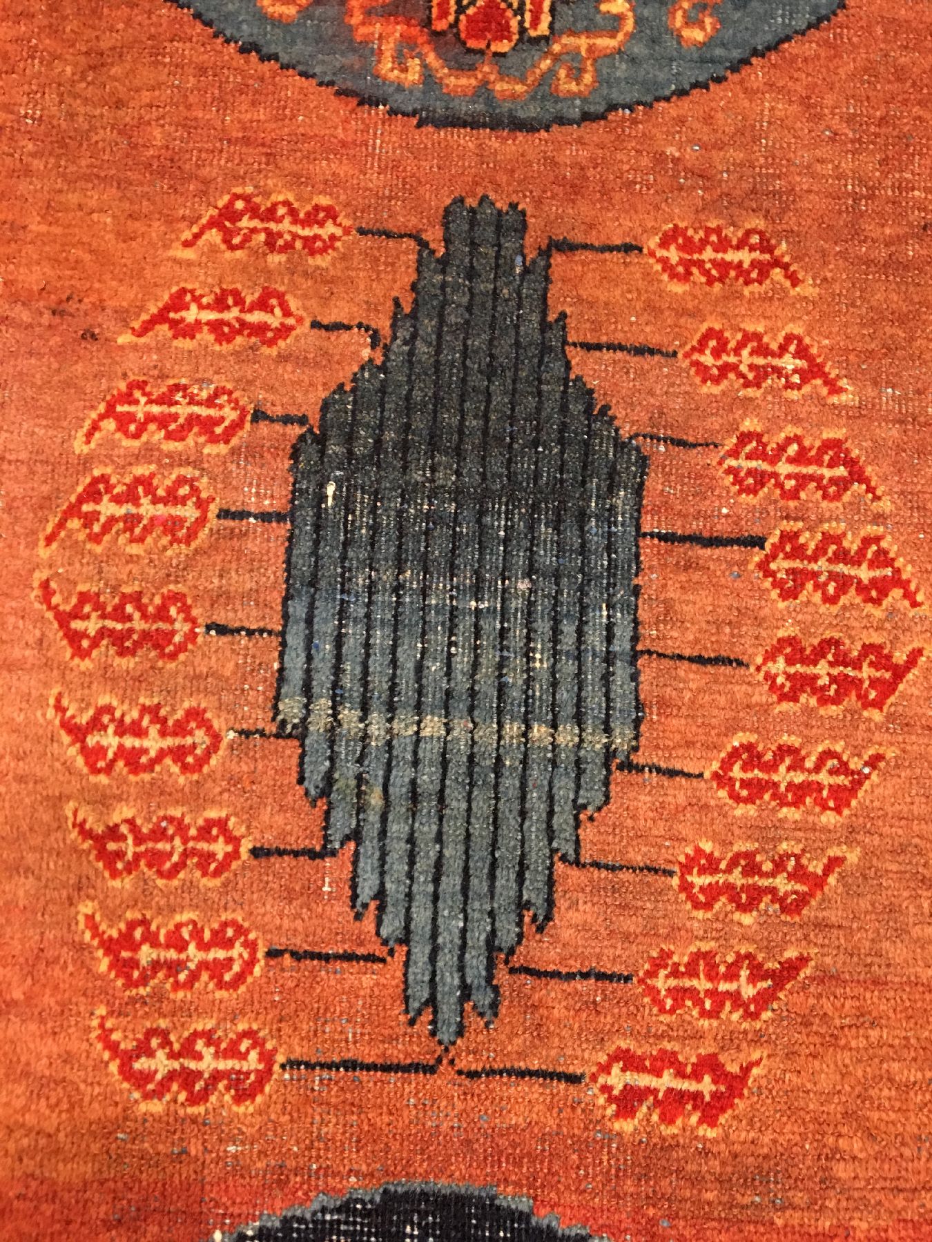 Detail f: Khotan alt (Kansu Design), Ostturkestan, um 1910/1920, Wolle geknüpft auf Baumwolle. Dekorativer Khotan mit Muster nach Vorbild der frühen ...