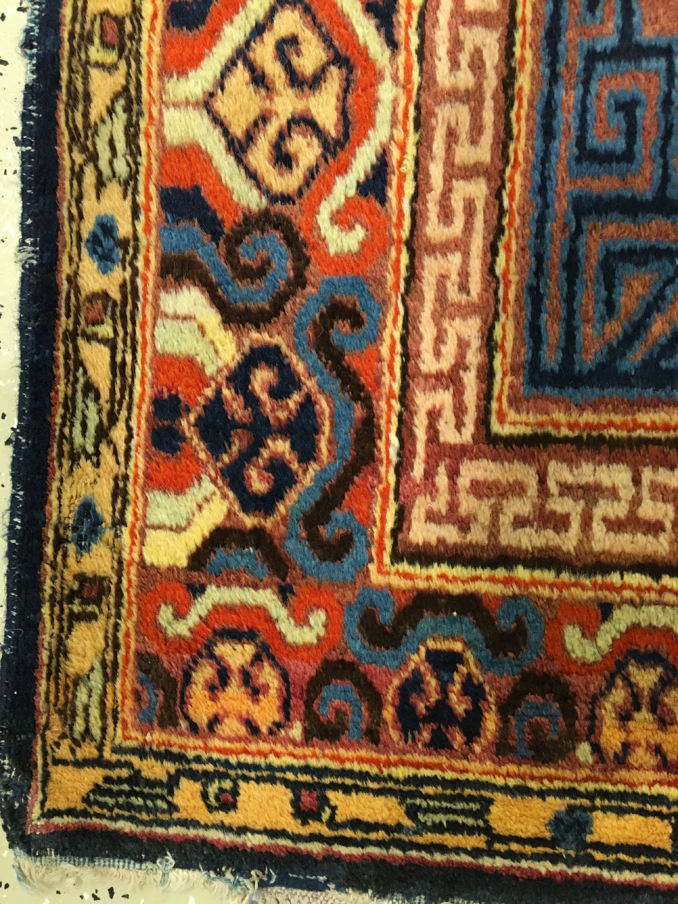 Detail g: Khotan alt (Kansu Design), Ostturkestan, um 1910/1920, Wolle geknüpft auf Baumwolle. Dekorativer Khotan mit Muster nach Vorbild der frühen ...