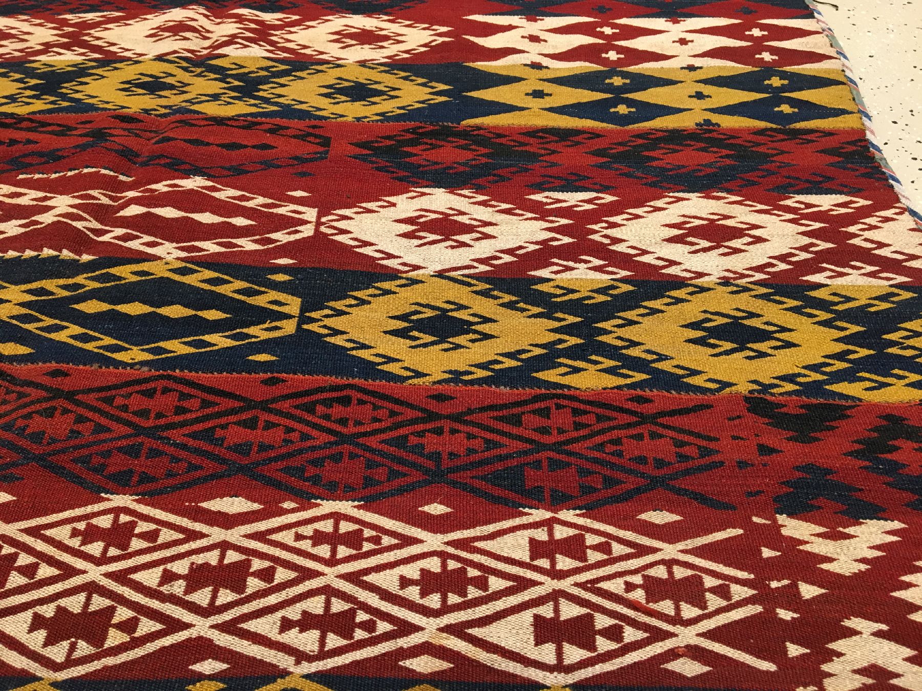 Detail d: Ghudjeri "Flachgewebe" alt, Usbekistan, um 1920/1930, Wolle geknüpft auf Wolle. Dekorativer Ghudjeri mit charakteristischer Ornamentik, ...
