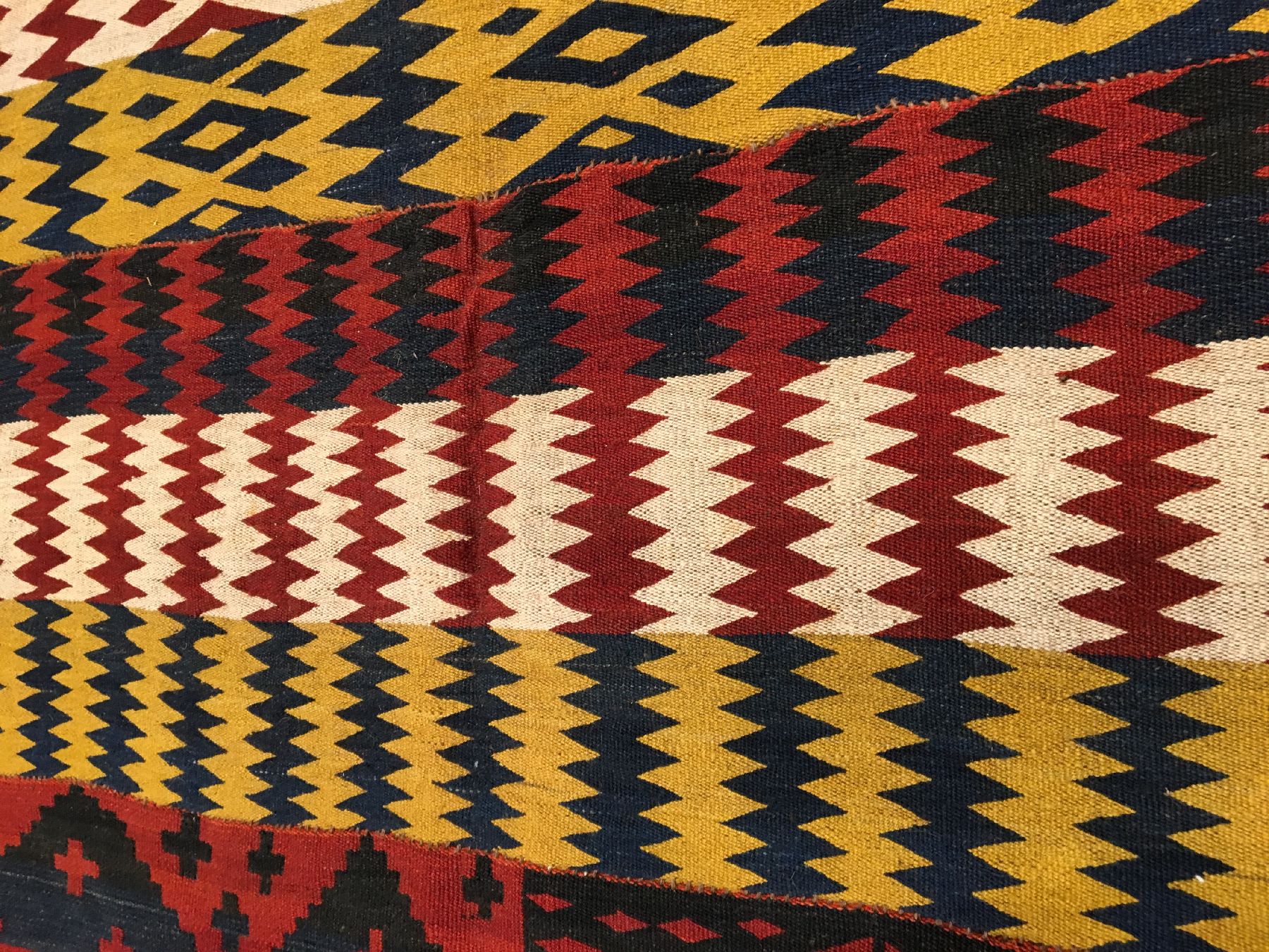 Detail e: Ghudjeri "Flachgewebe" alt, Usbekistan, um 1920/1930, Wolle geknüpft auf Wolle. Dekorativer Ghudjeri mit charakteristischer Ornamentik, ...