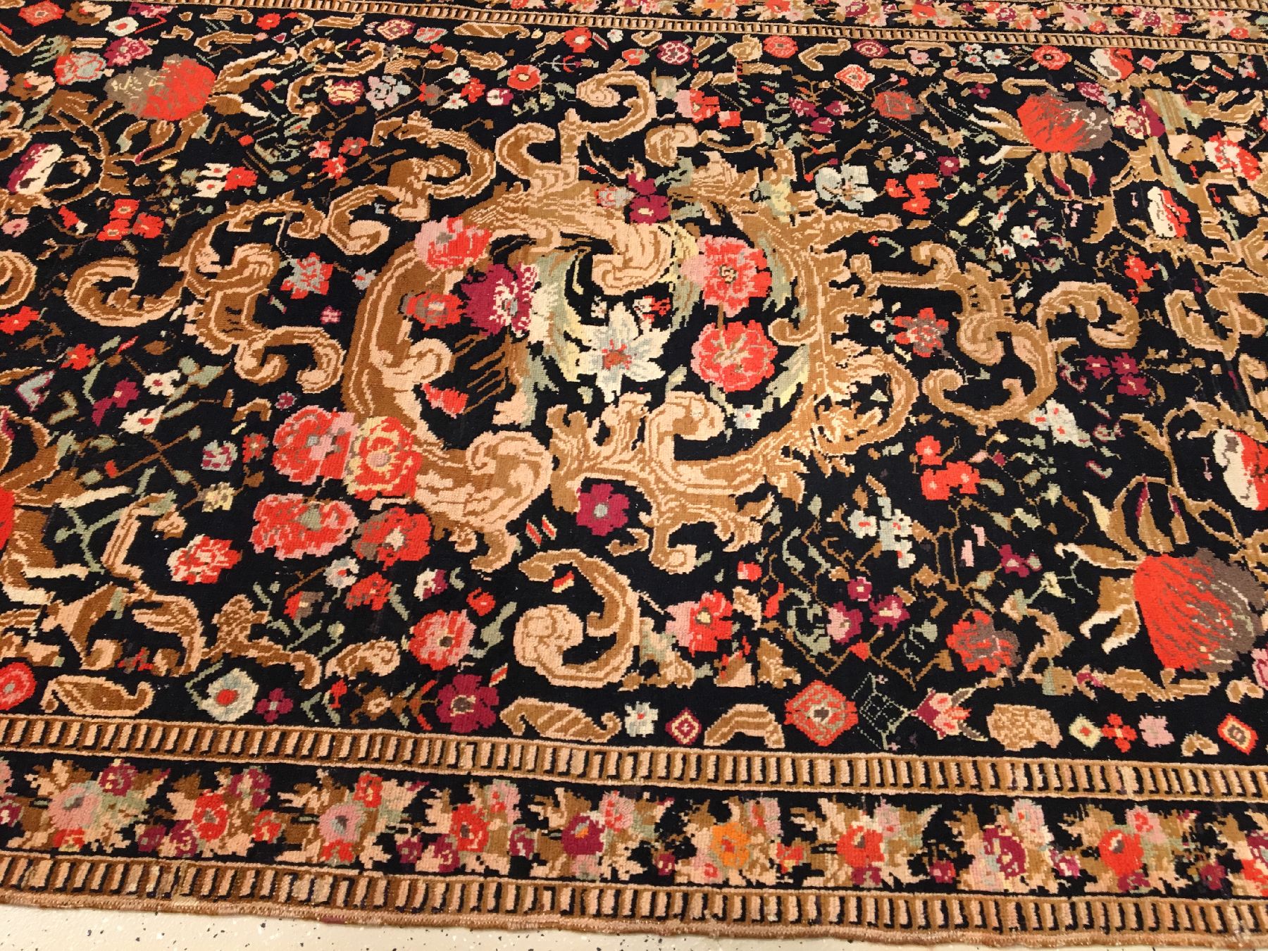 Detail b: Seltener Karabagh "Kelley" alt, Südkaukasus, um 1920, Wolle geknüpft auf Wolle. Seltener großer Karabagh im Kelley-Format mit sehr ...