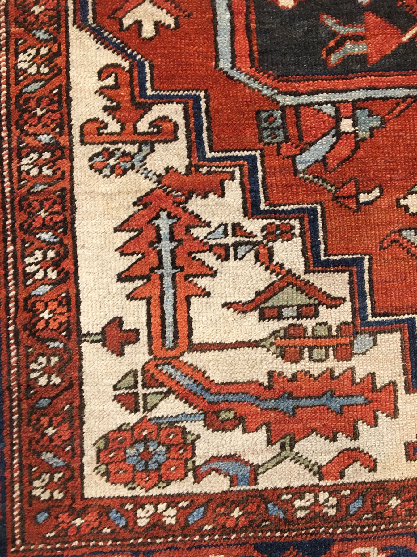 Detail c: Heriz antik, Nordwestpersien, Ende 19.Jhd., Wolle geknüpft auf Baumwolle. Seltener Heriz im Brückenformat mit Serapi Medaillon und Naturfarben. ...