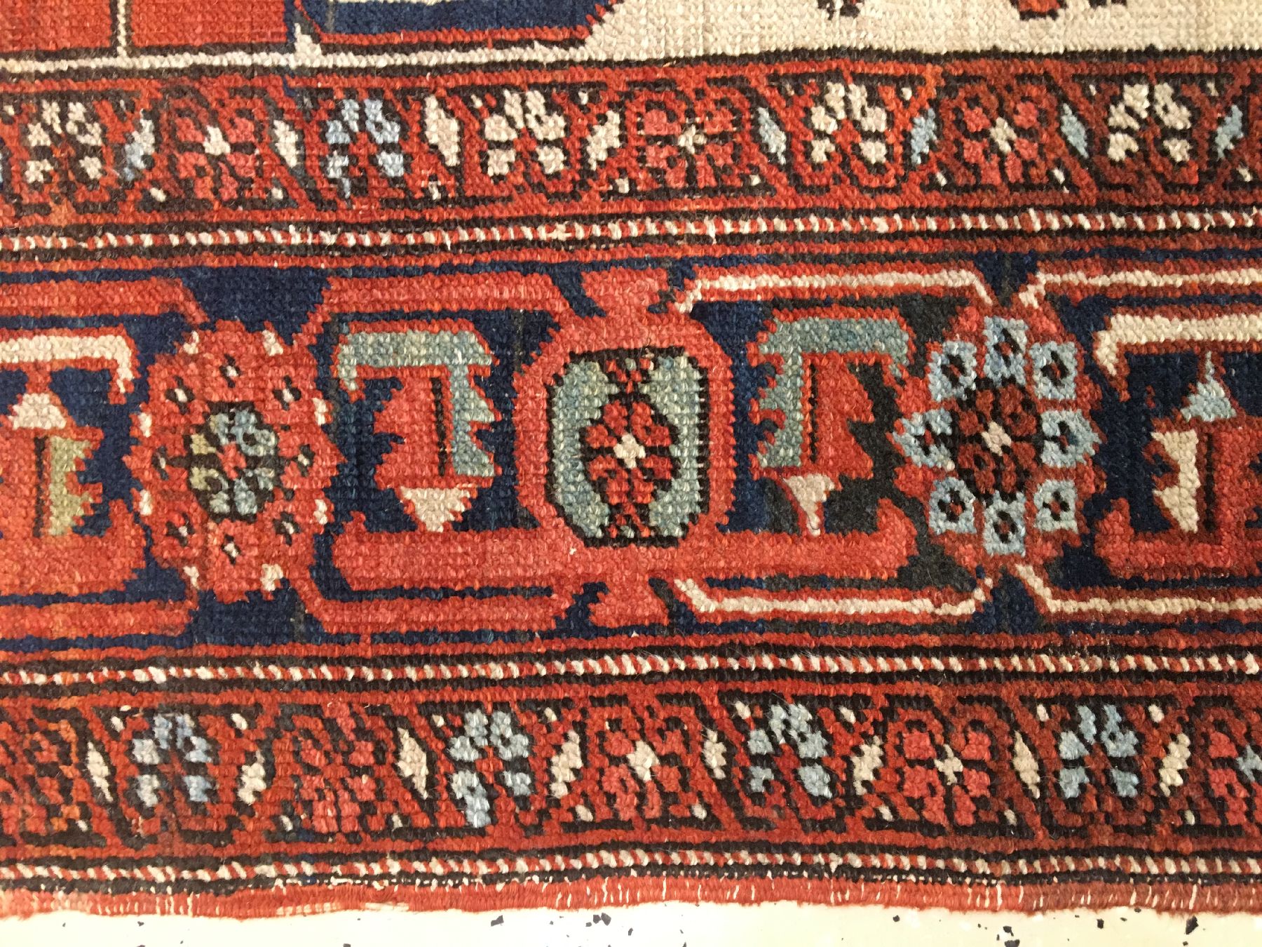Detail g: Heriz antik, Nordwestpersien, Ende 19.Jhd., Wolle geknüpft auf Baumwolle. Seltener Heriz im Brückenformat mit Serapi Medaillon und Naturfarben. ...