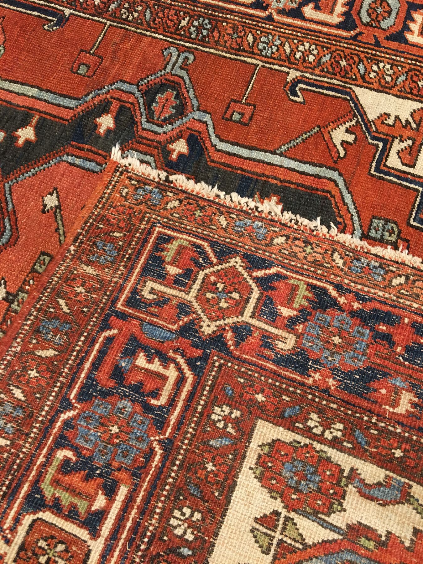 Detail h: Heriz antik, Nordwestpersien, Ende 19.Jhd., Wolle geknüpft auf Baumwolle. Seltener Heriz im Brückenformat mit Serapi Medaillon und Naturfarben. ...