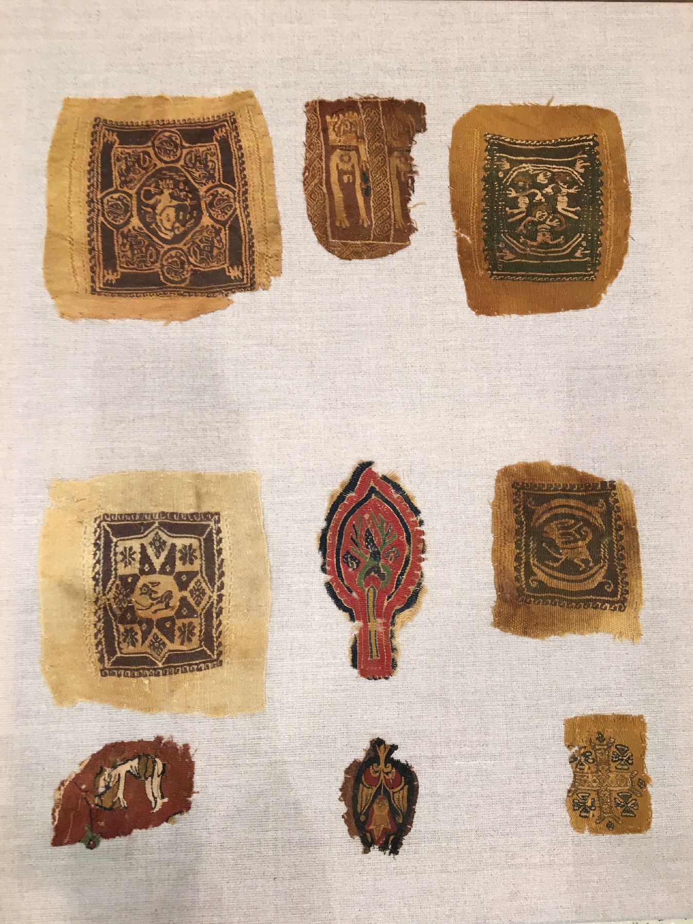 Detail b: (3 Lots) 13x seltene Koptische "Textilfragmente" antik, Ägypten, 4.-7.Jhd., Wolle mit teilweise Baumwolle gewebt auf Wolle. Frühe ...