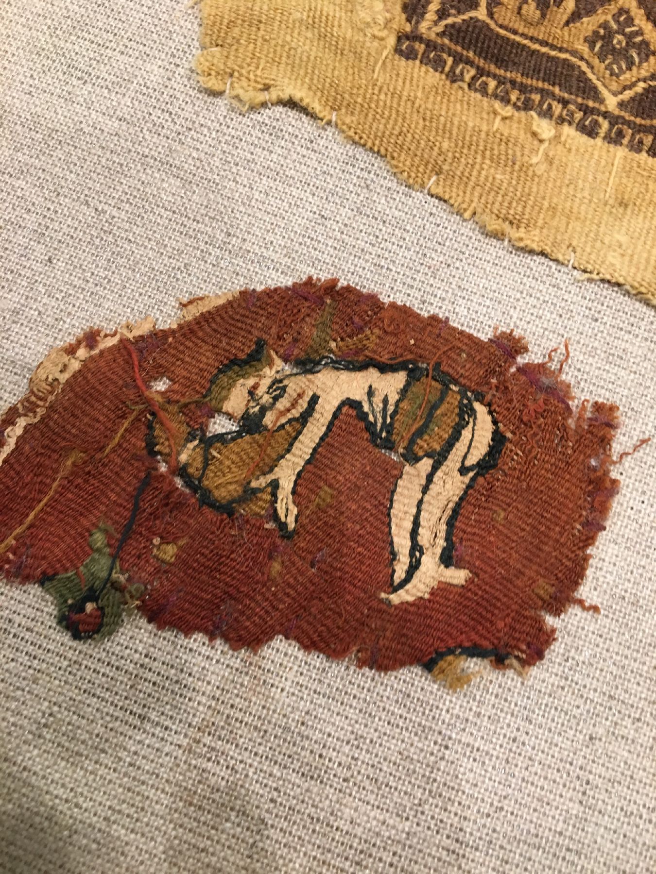 Detail f: (3 Lots) 13x seltene Koptische "Textilfragmente" antik, Ägypten, 4.-7.Jhd., Wolle mit teilweise Baumwolle gewebt auf Wolle. Frühe ...