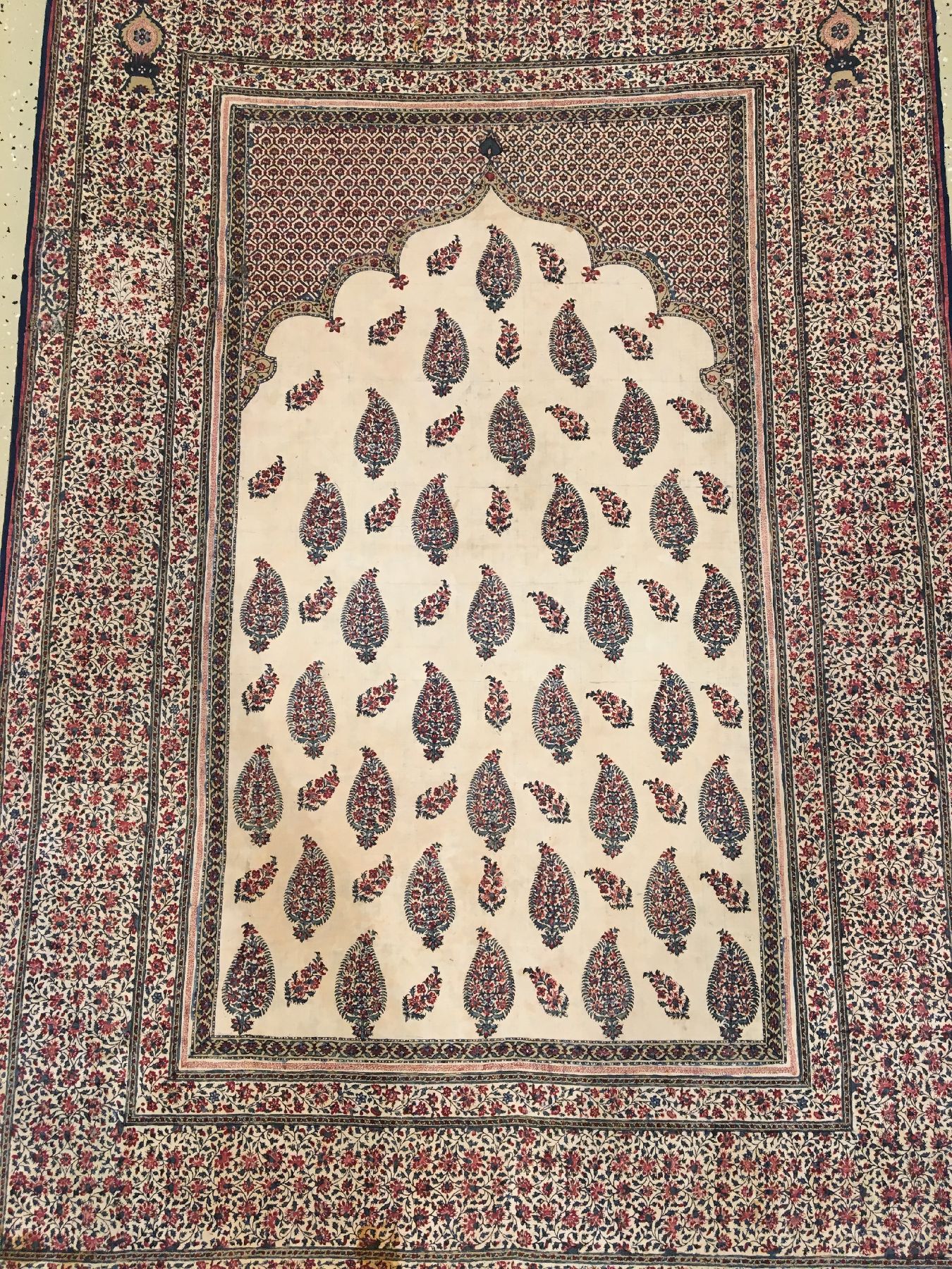 Detail a: Gebets-Qalamkar antik (Stoffmalerei), Zentralpersien, 19.Jhd., Stoffmalerei. Rarer Qalamkar im Gebetstypus mit Zypressen im weißen Feld. Dekorativ, ...