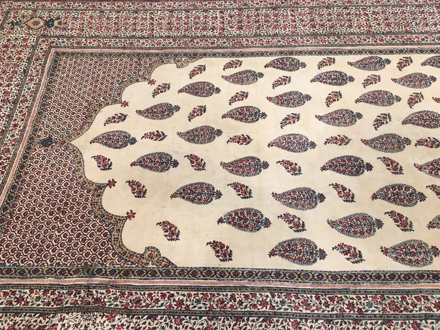 Detail b: Gebets-Qalamkar antik (Stoffmalerei), Zentralpersien, 19.Jhd., Stoffmalerei. Rarer Qalamkar im Gebetstypus mit Zypressen im weißen Feld. Dekorativ, ...