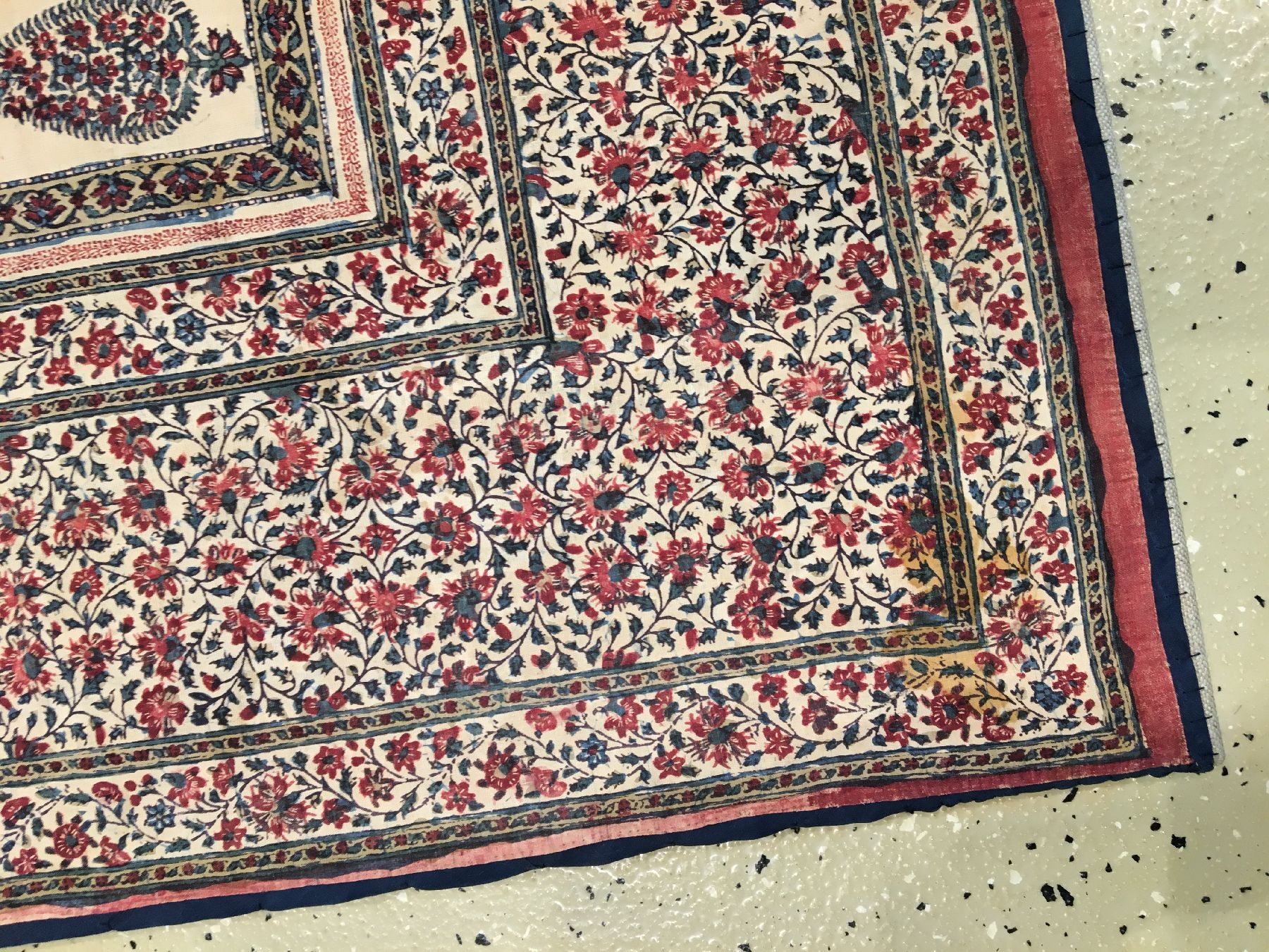 Detail e: Gebets-Qalamkar antik (Stoffmalerei), Zentralpersien, 19.Jhd., Stoffmalerei. Rarer Qalamkar im Gebetstypus mit Zypressen im weißen Feld. Dekorativ, ...