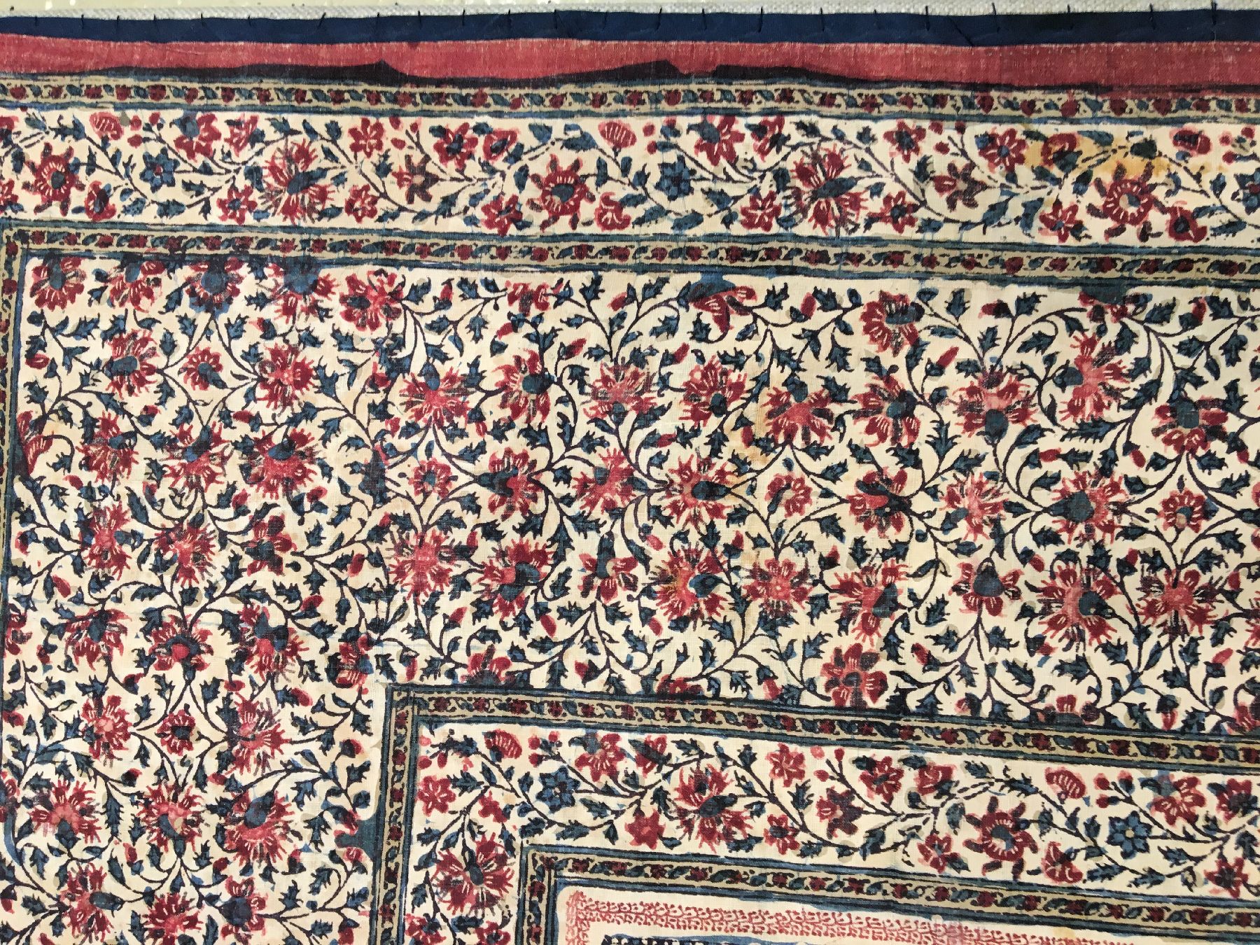 Detail f: Gebets-Qalamkar antik (Stoffmalerei), Zentralpersien, 19.Jhd., Stoffmalerei. Rarer Qalamkar im Gebetstypus mit Zypressen im weißen Feld. Dekorativ, ...