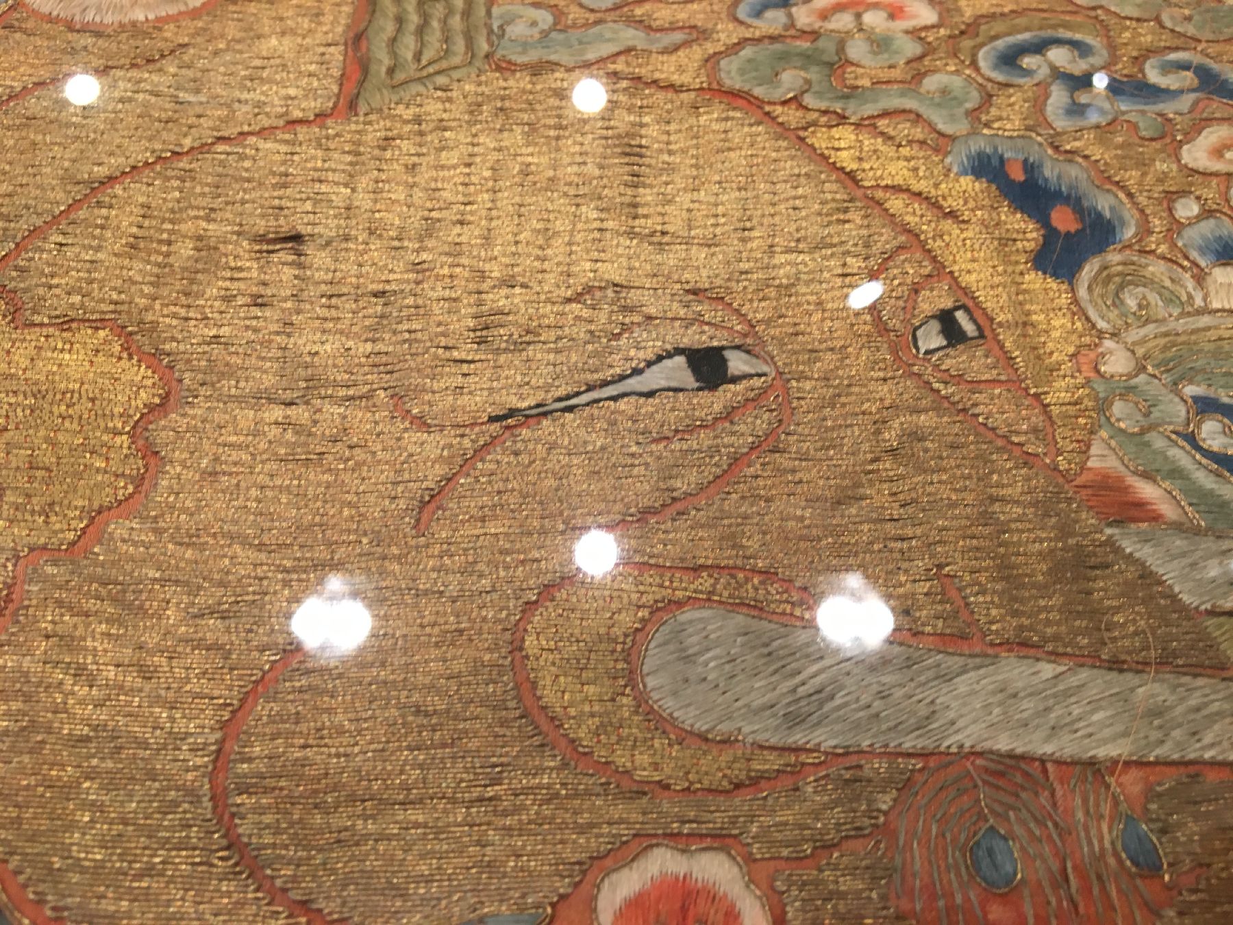 Detail b: Frühe chinesische "Seiden-Metallstickerei" antik (Altar-Behang), China, frühes 19.Jhd., Seiden-Metallstickerei. Altar-Behang wohl aus ...