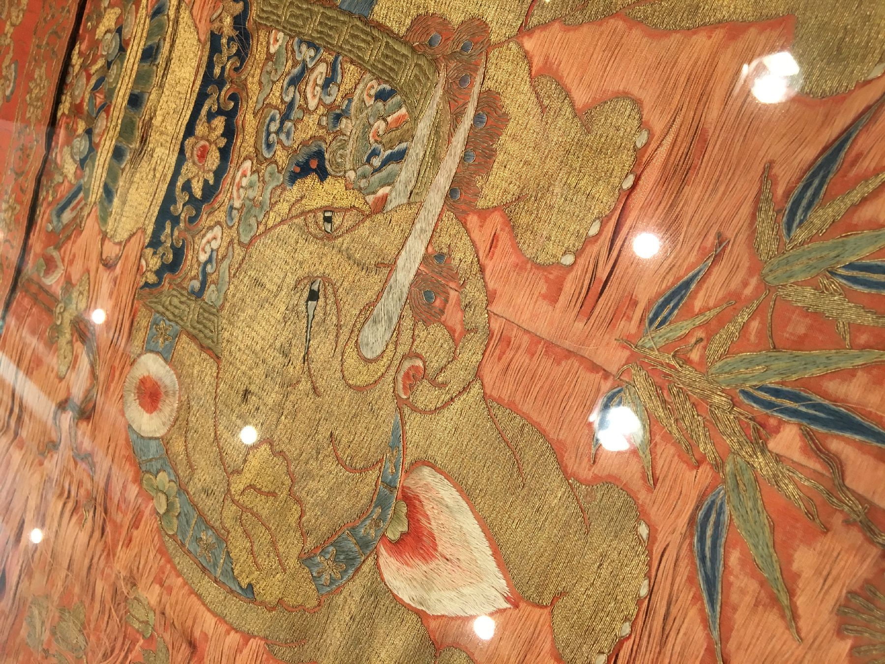 Detail c: Frühe chinesische "Seiden-Metallstickerei" antik (Altar-Behang), China, frühes 19.Jhd., Seiden-Metallstickerei. Altar-Behang wohl aus ...