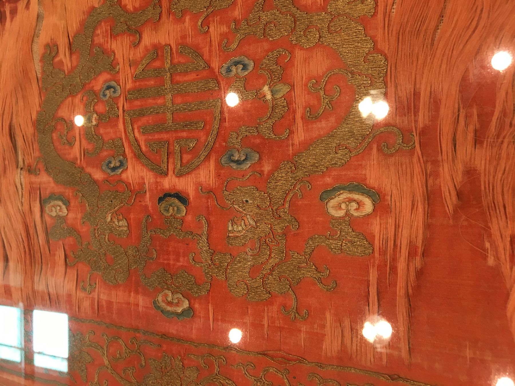Detail d: Frühe chinesische "Seiden-Metallstickerei" antik (Altar-Behang), China, frühes 19.Jhd., Seiden-Metallstickerei. Altar-Behang wohl aus ...