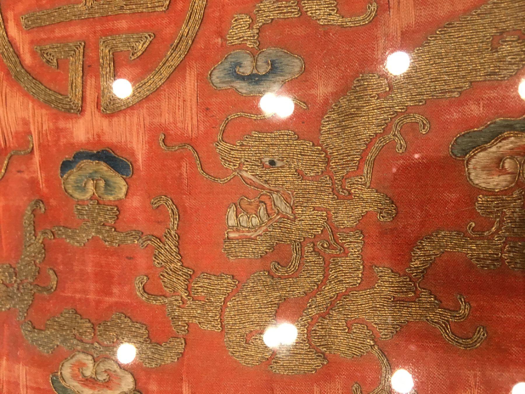 Detail e: Frühe chinesische "Seiden-Metallstickerei" antik (Altar-Behang), China, frühes 19.Jhd., Seiden-Metallstickerei. Altar-Behang wohl aus ...