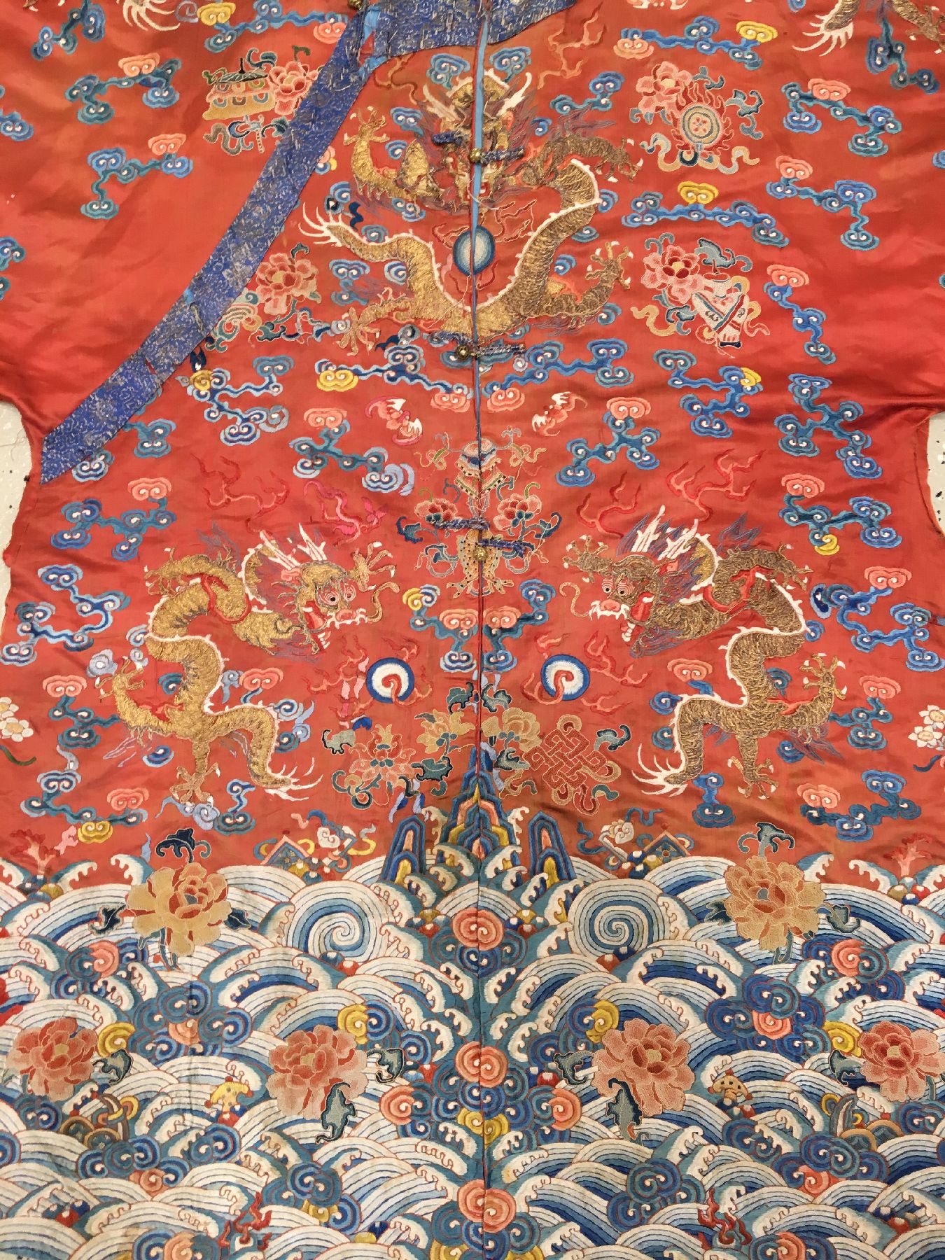 Detail a: Seltene chinesische "Drachen-Robe" antik "Seiden-Metallstickerei" (Gefertigt für eine wichtige Person in der verbotenen Stadt ...