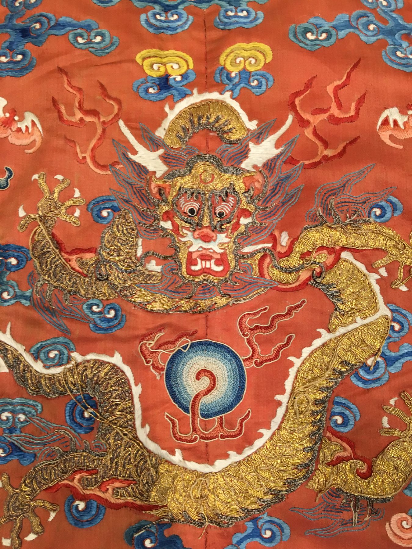 Detail c: Seltene chinesische "Drachen-Robe" antik "Seiden-Metallstickerei" (Gefertigt für eine wichtige Person in der verbotenen Stadt ...