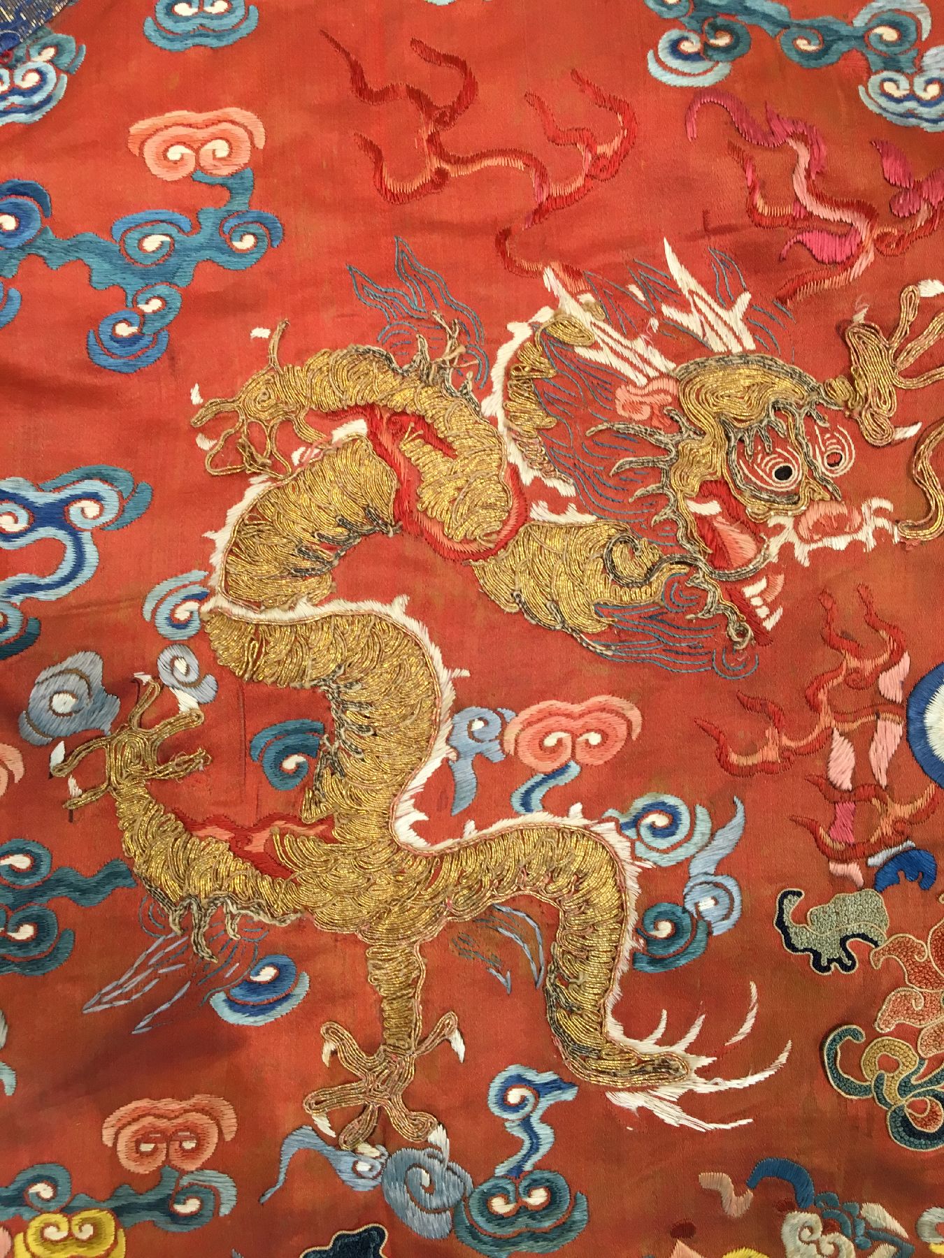 Detail d: Seltene chinesische "Drachen-Robe" antik "Seiden-Metallstickerei" (Gefertigt für eine wichtige Person in der verbotenen Stadt ...