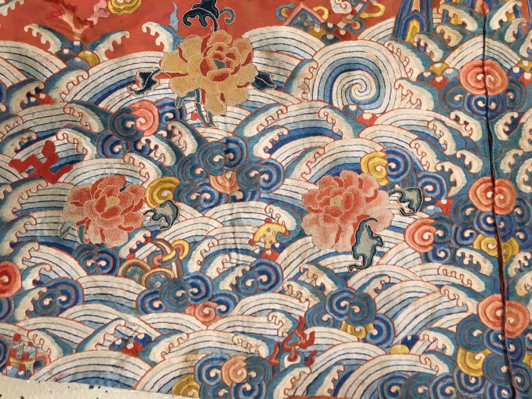 Detail e: Seltene chinesische "Drachen-Robe" antik "Seiden-Metallstickerei" (Gefertigt für eine wichtige Person in der verbotenen Stadt ...