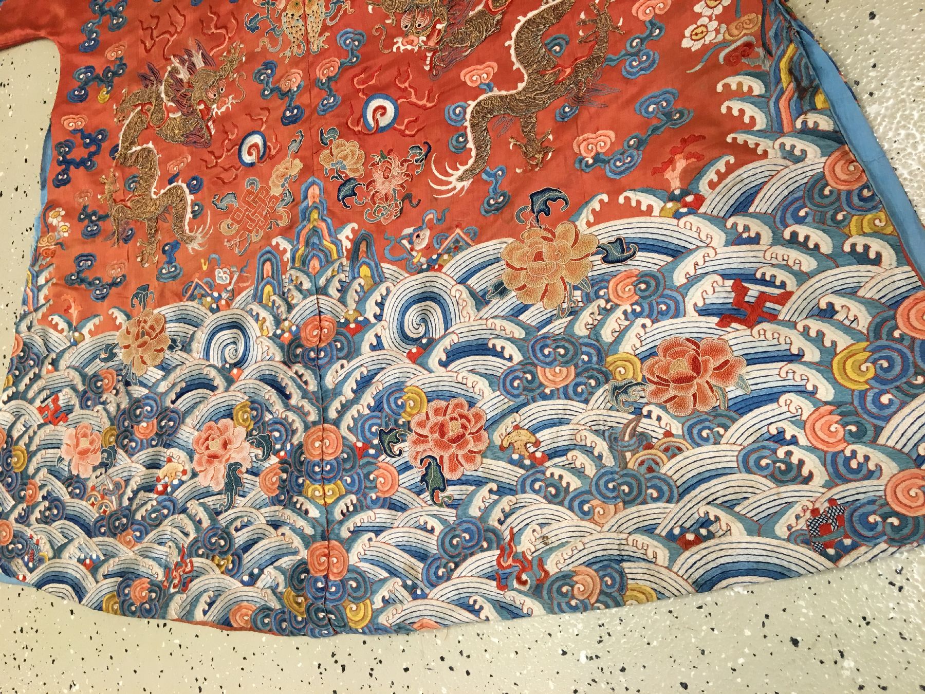 Detail g: Seltene chinesische "Drachen-Robe" antik "Seiden-Metallstickerei" (Gefertigt für eine wichtige Person in der verbotenen Stadt ...