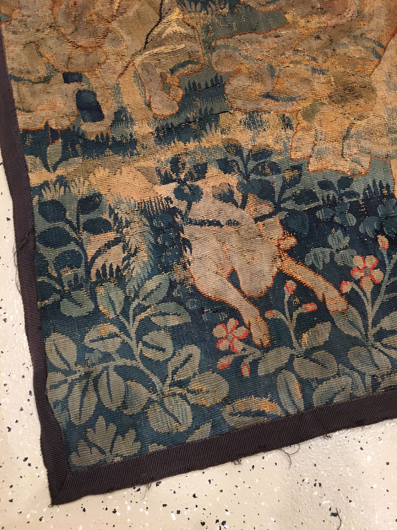 Detail d: Flandern "Feuilles de Choux Tapisserie" antik (Fragment), Flandern, 16.Jhd., Wolle mit Seide, ca. 142 x 128 cm, EHZ: (Fragment).