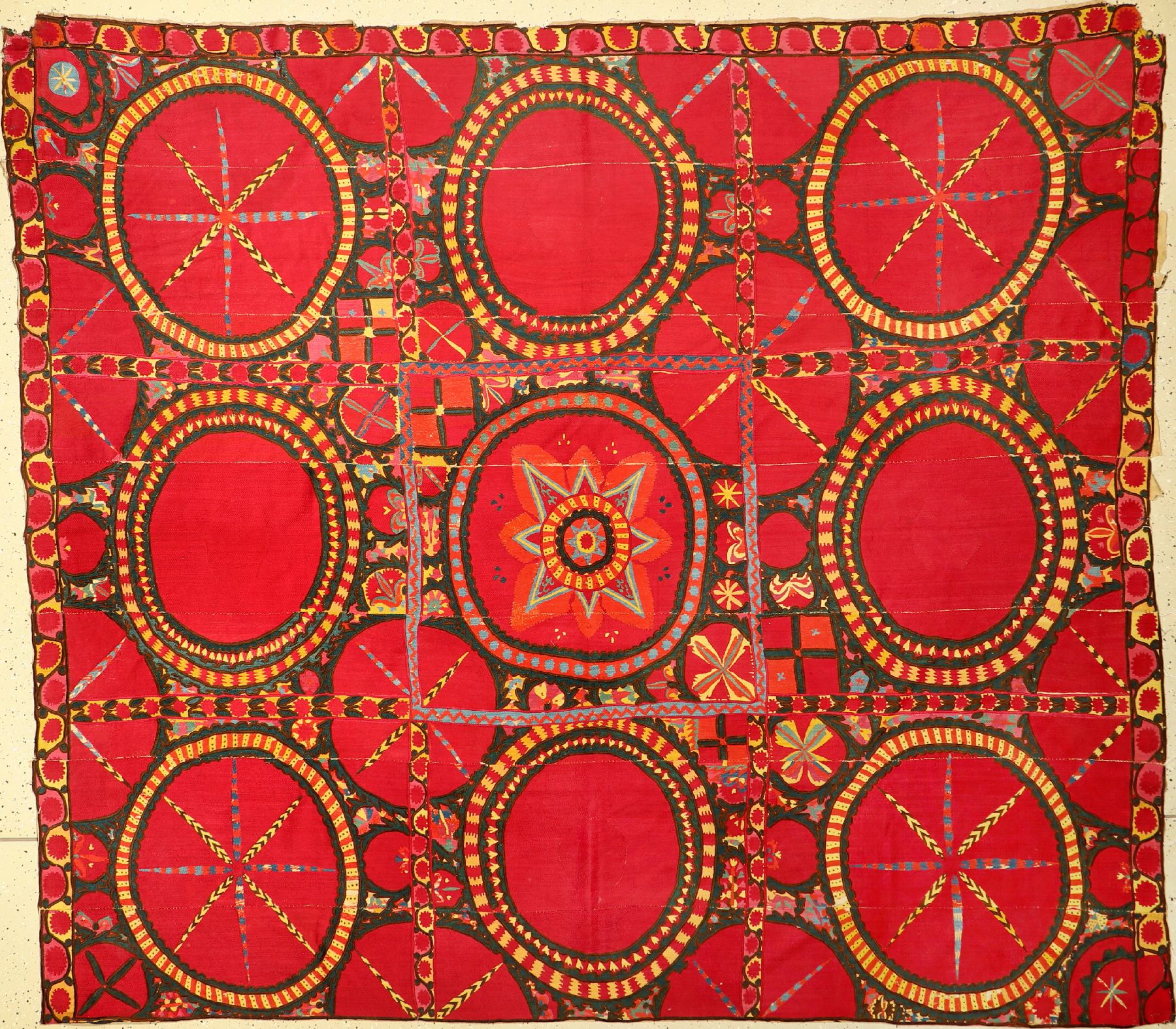 Große Taschkent "Susani" antik, Usbekistan, Ende 19.Jhd., Seidenstickerei auf Baumwollgewebe. Großformatige Susani mit Paliak Muster und ...