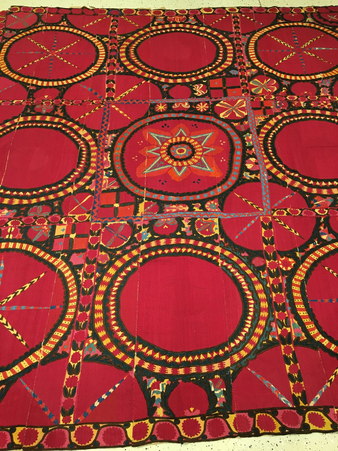 Detail a: Große Taschkent "Susani" antik, Usbekistan, Ende 19.Jhd., Seidenstickerei auf Baumwollgewebe. Großformatige Susani mit Paliak Muster und ...