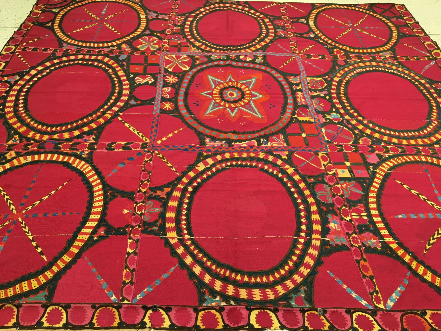 Detail b: Große Taschkent "Susani" antik, Usbekistan, Ende 19.Jhd., Seidenstickerei auf Baumwollgewebe. Großformatige Susani mit Paliak Muster und ...