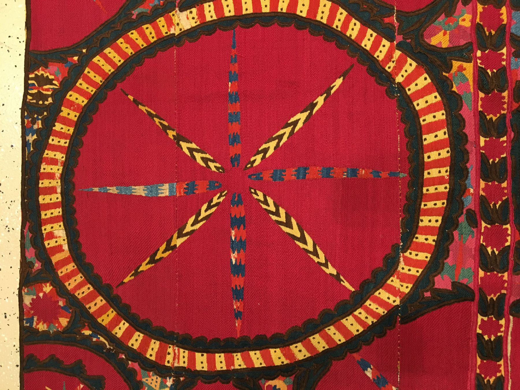 Detail d: Große Taschkent "Susani" antik, Usbekistan, Ende 19.Jhd., Seidenstickerei auf Baumwollgewebe. Großformatige Susani mit Paliak Muster und ...